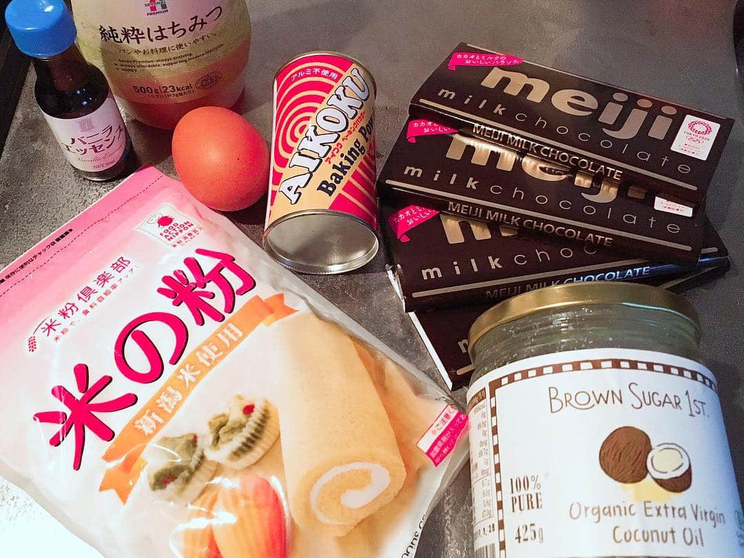 中村江莉香さんのインスタグラム写真 - (中村江莉香Instagram)「#米粉チョコケーキ ❤️🍫 もちもち食感🙈#米粉 #グルテンフリー #erica_cook 👩‍🍳 板チョコをそのまま片手にワインを飲むのが大好きなんだけど(たまーにね♩しょっちゅうはしない🤤🍫) 板チョコをそのまま食べるよねって、大好きちゃんと話が盛り上がり、、、そんな大好きちゃんのために板チョコケーキ作ってみました🥳🥳笑 チョコをたくさん入れたかったので、甘味ははちみつを少し🍯そしてバニラエッセンスを香りつけに数滴🤔💕💕 コーヒーと共に💘そんな朝です❤️☕️ 味見と言いつつパクパク食べちゃう👩‍🍳笑🍫 #パウンドケーキ #ケーキ作り #米粉ケーキ #もちもちケーキ #チョコケーキ #板チョコケーキ #スイーツ大好き #お菓子作り好きな人と繋がりたい #お料理好き #手作りケーキ #グルテンフリーケーキ #ココナッツオイルケーキ #オリジナルレシピ #米粉のケーキ」5月6日 9時53分 - erica_nakamura
