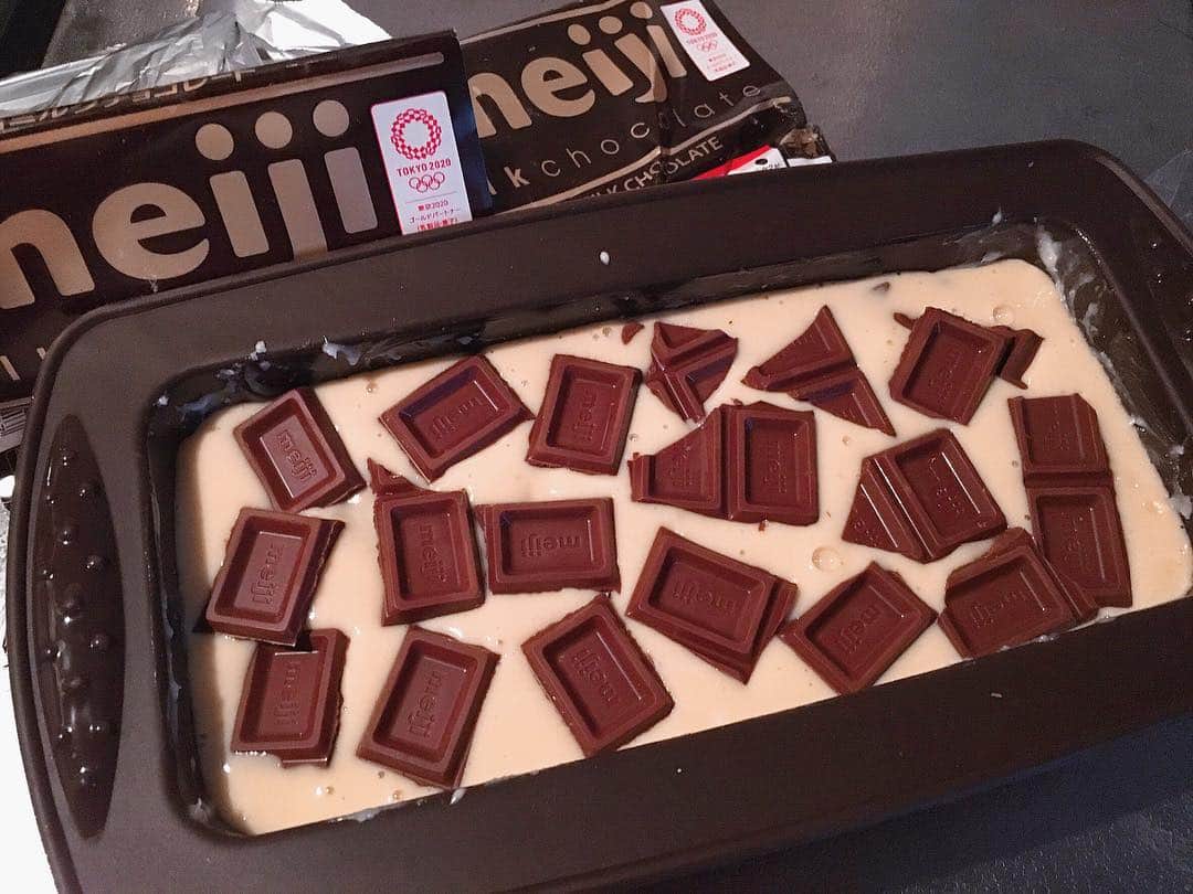 中村江莉香さんのインスタグラム写真 - (中村江莉香Instagram)「#米粉チョコケーキ ❤️🍫 もちもち食感🙈#米粉 #グルテンフリー #erica_cook 👩‍🍳 板チョコをそのまま片手にワインを飲むのが大好きなんだけど(たまーにね♩しょっちゅうはしない🤤🍫) 板チョコをそのまま食べるよねって、大好きちゃんと話が盛り上がり、、、そんな大好きちゃんのために板チョコケーキ作ってみました🥳🥳笑 チョコをたくさん入れたかったので、甘味ははちみつを少し🍯そしてバニラエッセンスを香りつけに数滴🤔💕💕 コーヒーと共に💘そんな朝です❤️☕️ 味見と言いつつパクパク食べちゃう👩‍🍳笑🍫 #パウンドケーキ #ケーキ作り #米粉ケーキ #もちもちケーキ #チョコケーキ #板チョコケーキ #スイーツ大好き #お菓子作り好きな人と繋がりたい #お料理好き #手作りケーキ #グルテンフリーケーキ #ココナッツオイルケーキ #オリジナルレシピ #米粉のケーキ」5月6日 9時53分 - erica_nakamura