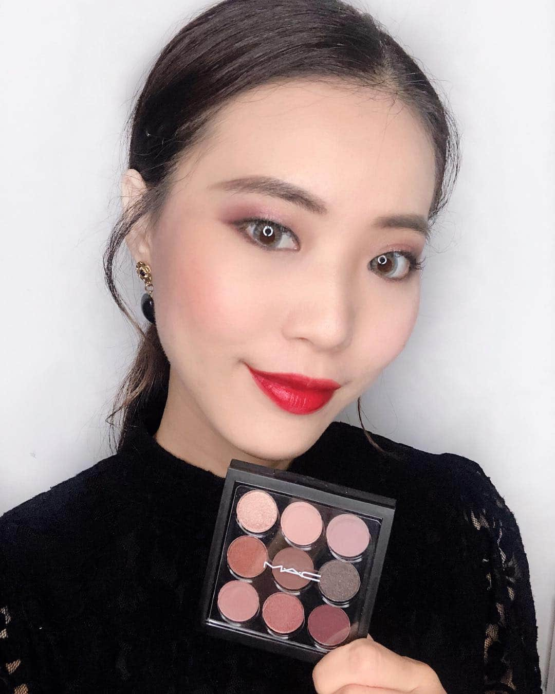 M·A·C Cosmetics Hong Kongさんのインスタグラム写真 - (M·A·C Cosmetics Hong KongInstagram)「😳眼妝新手必備 - 零失手眼影組合！ 想化出切合夏日色調主題嘅眼妝，但又怕一唔小心會錯手化太濃？淡紫紅色調#BurgundyTimesNine 9色眼影組合絕對會係你嘅NO.1必備入門眼影！色調除咗超百搭易CARRY之外，隨意將幾種顏色混合上眼，仲可以為平凡眼妝迅速一秒注入浪漫嘅夏季感覺添！ Product mentioned: #MACEyeshadowx9 in #BurgundyimesNine - HK$360 #空氣感胭脂 in #WarmSoul - HK$240 #絲霧唇膏 in 922 #WerkWerkWerk - HK$160 #MACHongKong Regram: @sying.yau Want to join the Summer colour game but don’t wanna take it too far? Play around with the #BurgundyTimesNine eyeshadow palette and add a hint of soft purple red to your everyday eye look!」5月6日 10時00分 - maccosmeticshk