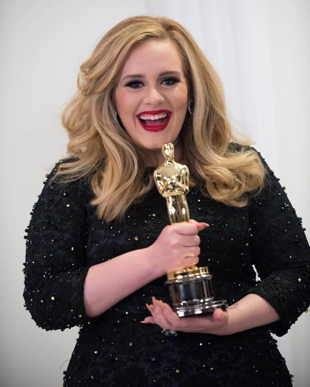 アカデミー賞さんのインスタグラム写真 - (アカデミー賞Instagram)「Adele with her Oscar for Best Original Song for "Skyfall," which she won alongside her frequent collaborator Paul Epworth. Did you know Adele laid down most of the vocals for the song in 10 minutes?」5月6日 10時03分 - theacademy