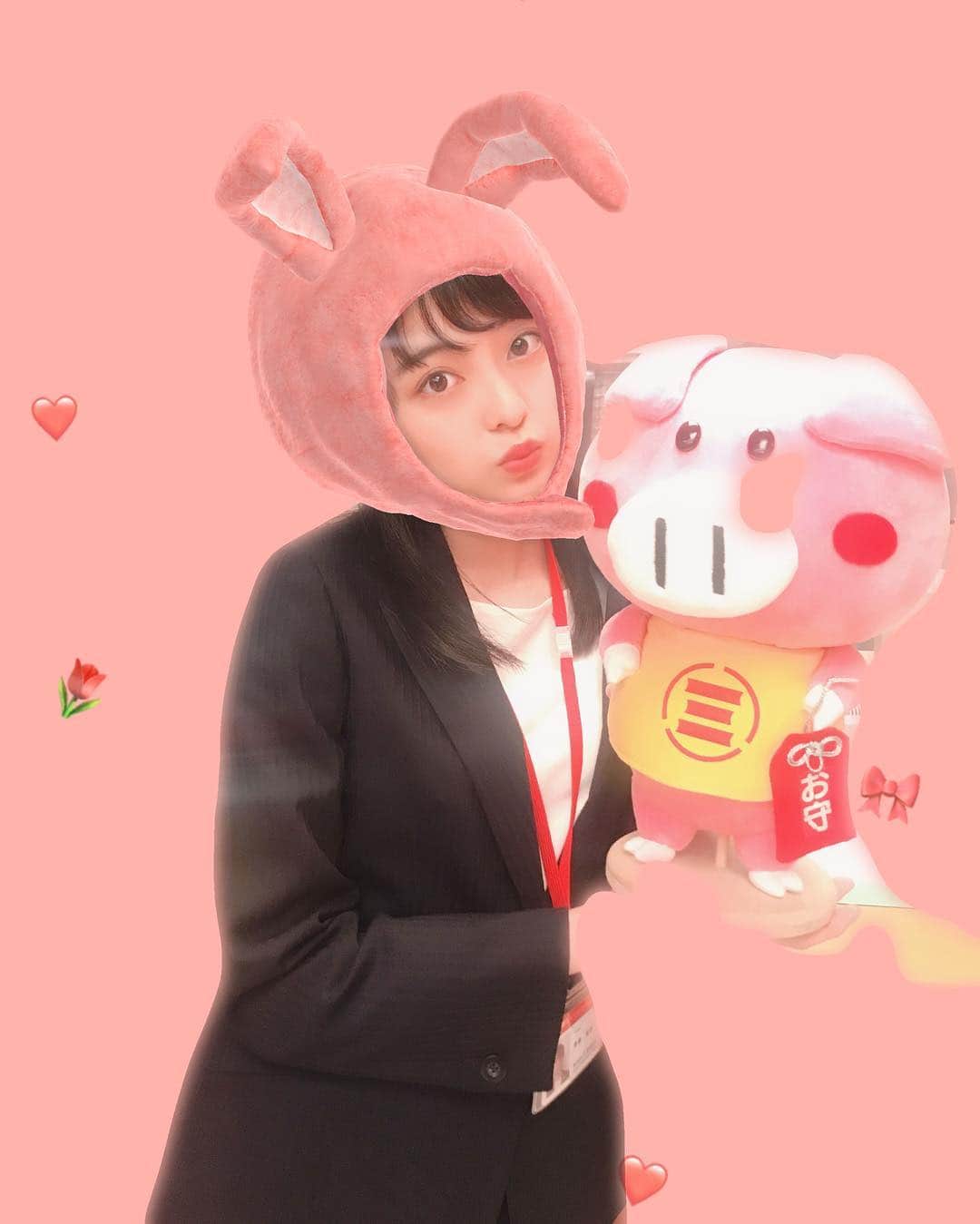 斉藤瑞季のインスタグラム：「三友銀行のゆるキャラ〝まもぶー〝と。🐷 今日も元気に蒲田支店出勤！！✨ がんばるぞー！  #集団左遷 #かまたー #日曜劇場 #tbs」