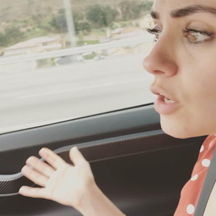 アシュトン・カッチャーのインスタグラム：「Driving in cars with Mila. #got predictions.」