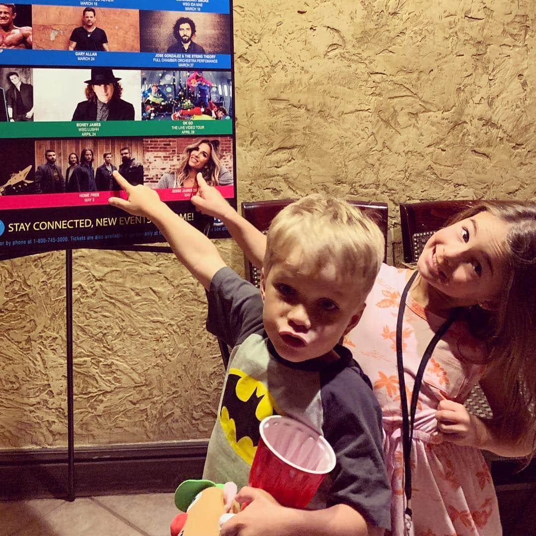 エリック・デッカーさんのインスタグラム写真 - (エリック・デッカーInstagram)「Our little road dogs had a fun filled weekend on the road 🤟🏽🤟🏽!! Though I’ll admit we are all happy to be back in our own beds 🤣😂🤣😂」5月6日 10時35分 - ericdecker