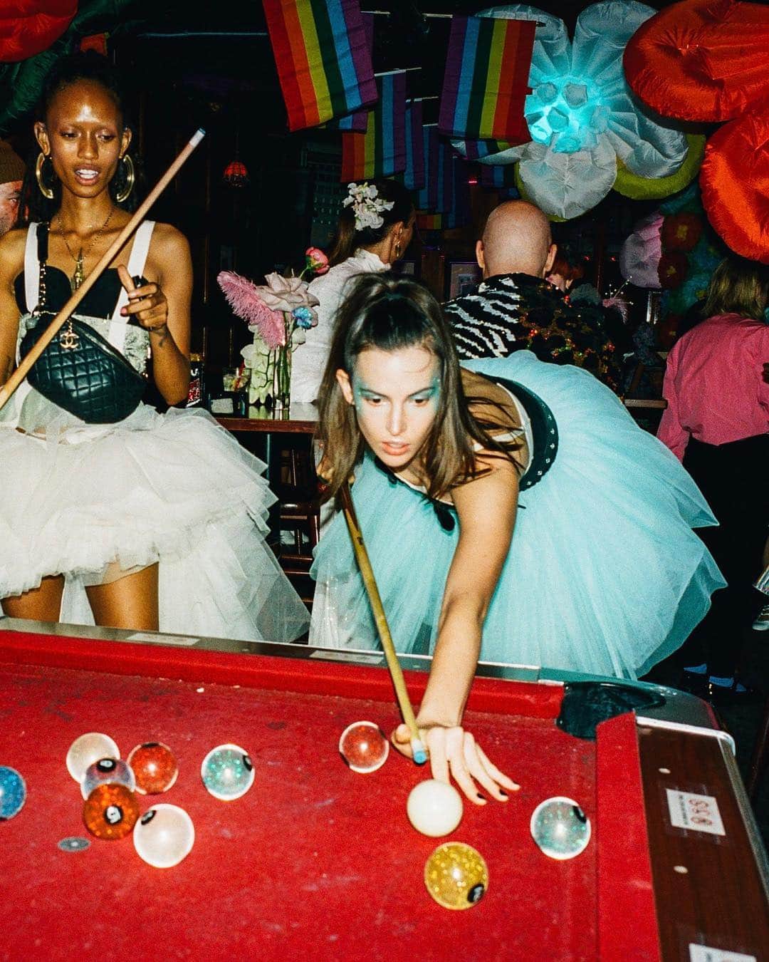 Vogue Runwayさんのインスタグラム写真 - (Vogue RunwayInstagram)「It's all fun and games for @adesuwa and @rubyaldridge  at last night's pre-#MetGala party. Photographed by @mehdilacoste_ #cottoncampy」5月6日 10時39分 - voguerunway