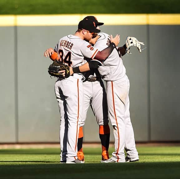 サンフランシスコ・ジャイアンツさんのインスタグラム写真 - (サンフランシスコ・ジャイアンツInstagram)「Victory hugs. #Repost @gerbs13 #SFGiants」5月6日 10時44分 - sfgiants