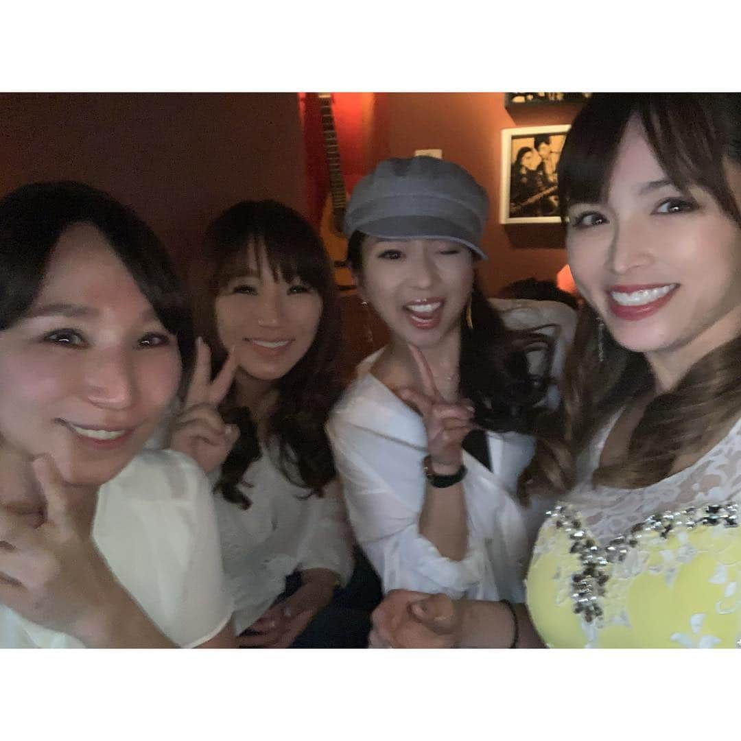 渡部いずみさんのインスタグラム写真 - (渡部いずみInstagram)「36歳のお誕生日💛‼️️ひとみ指定の黄色のドレスを着て会場のドアを開けると…恋のから騒ぎ歴代ＳＰ状態‼️そこには大阪にいるはずの人がいてビックリして倒れそうになりました🙀滞在２時間のために風船もって都合をつけて姉妹揃ってお祝いに駆けつけてくれたの🤭岡やん姉妹‼️そしてデッカい花でド派手に会場をしてくれたグレたメーテル‼️私はちなみにメーテルに憧れて から騒ぎオーディション受けたのよ‼️そして不動産業の合間をぬって来てくれた芸人 なちゅ‼️もうサプライズすぎ何のお返ししたら釣り合う？てくらい嬉しくて😭👠パーティ会場最初にいたメンバーと集合写真️‼️まだまだお化粧綺麗で みんなシラフ😌この後、瞬く間にスパイスのようなメンバーが加わりパンチのある会に変化していったのでした🤪🤲🏻💛 #誕生日会#birthday#5月3日#誕生日#サプライズ#恋のから騒ぎ#日本テレビ#岡やん#恋のから騒ぎ10期生#恋のから騒ぎ12期生#グレたメーテル#恋のから騒ぎ9期生#黄色のドレス#happybirthday#36歳#西麻布#room39#幹事#ありがとう#ひとみpresents#インスタ#美容#beauty#シラフ」5月6日 10時44分 - pincher__izumi