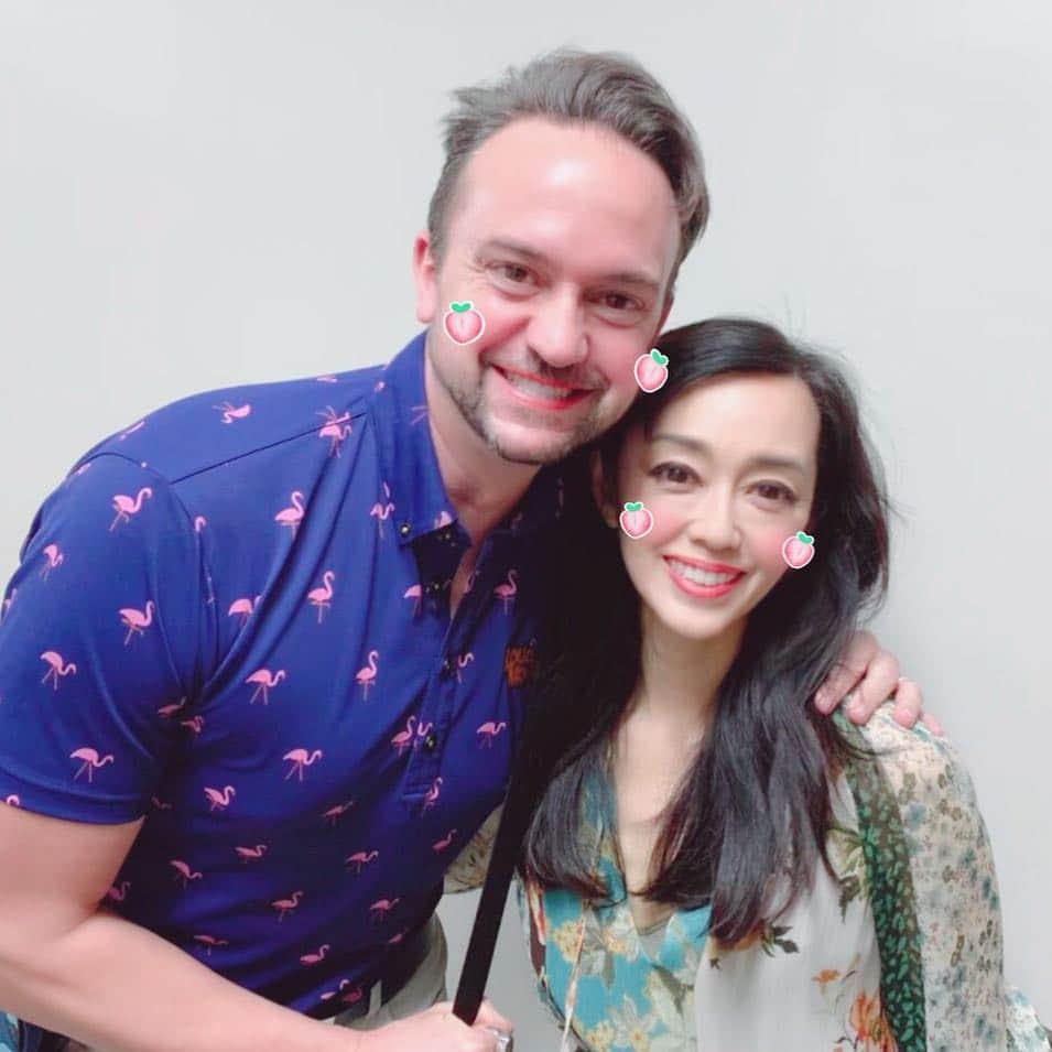 のインスタグラム：「Thank you Jason for coming to see ANNIE! お友達のジェイソン ハンコックさんもミュージカル「アニー」ご観劇くださいました！ How cute do we look? #ミュージカルアニー  #ミュージカルアニー2019  #ハニガン #ジェイソンハンコック」