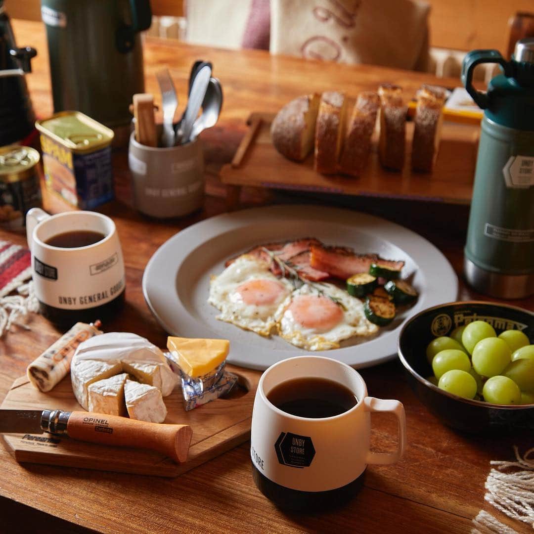 UNBY GENERAL GOODS STOREのインスタグラム：「Good morning🍳 連休最終日の朝、明日からに備えましょう。新しい時代が幕を開けたり、いつもとかわらない最高のキャンプがあったり、楽しい出会いやお買い物もあったり。キャンプで使えるアイテムでテーブルセッティングもなかなかかっこいいですよ！本日もUNBYストアは元気に営業中、つぎの遊びの計画をたてましょう！ . platchampのホーロー皿 stanleyのボトル pregrine funitureのアルマジロテーブルにDINEXのUNBYマグ。」