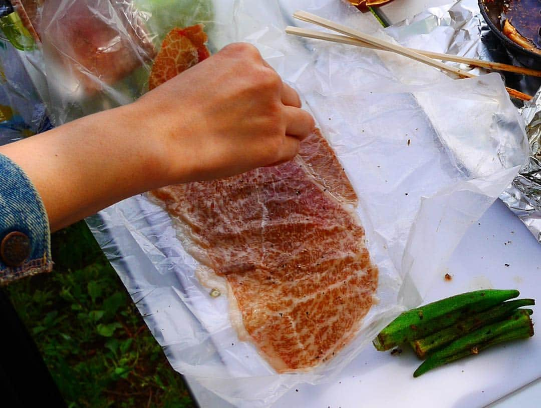 眞鍋さゆりさんのインスタグラム写真 - (眞鍋さゆりInstagram)「アウトドア飯 ・サフランの花のパエリア ・エビとマッシュルームのアヒージョ ・ホタテちゃん ・筍と舞茸のハーブホイル焼き ・エビとじゃがいもとズッキーニのクミンチーズホイル焼き ・自家製タレに一晩つけた赤ワインラム焼き ・肉巻きオクラのバター醤油焼き  前日の仕込み楽しす 外で食べたら3倍増し  #アウトドアめし  #パエリア #アヒージョ  #ホイル焼き  #ラムチョップ  #肉巻き」5月6日 10時59分 - sayurimanabe0223