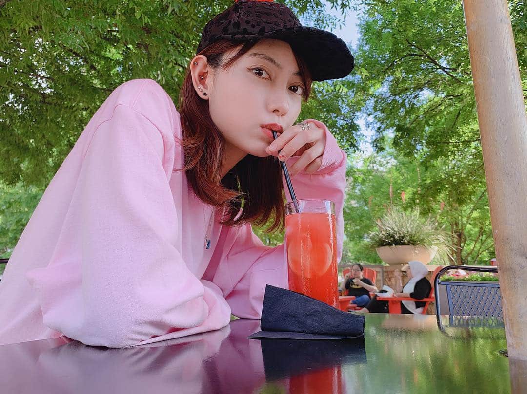 SHIZUKAのインスタグラム：「. May 5th is my birthday! Thank you for messages via my Instagram stories. I didn’t think I could get so many! Love you guys and margaritas🖤 lol . 本日(5/5)誕生日を迎えました〜！ インスタのストーリーで本当にたくさんメッセージもらってびっくり！！嬉しいありがとう〜🥰 天気のいい日に外でフローズンマルガリータというこの世で1番好きなお酒を飲んでハッピーな1日でしたん」