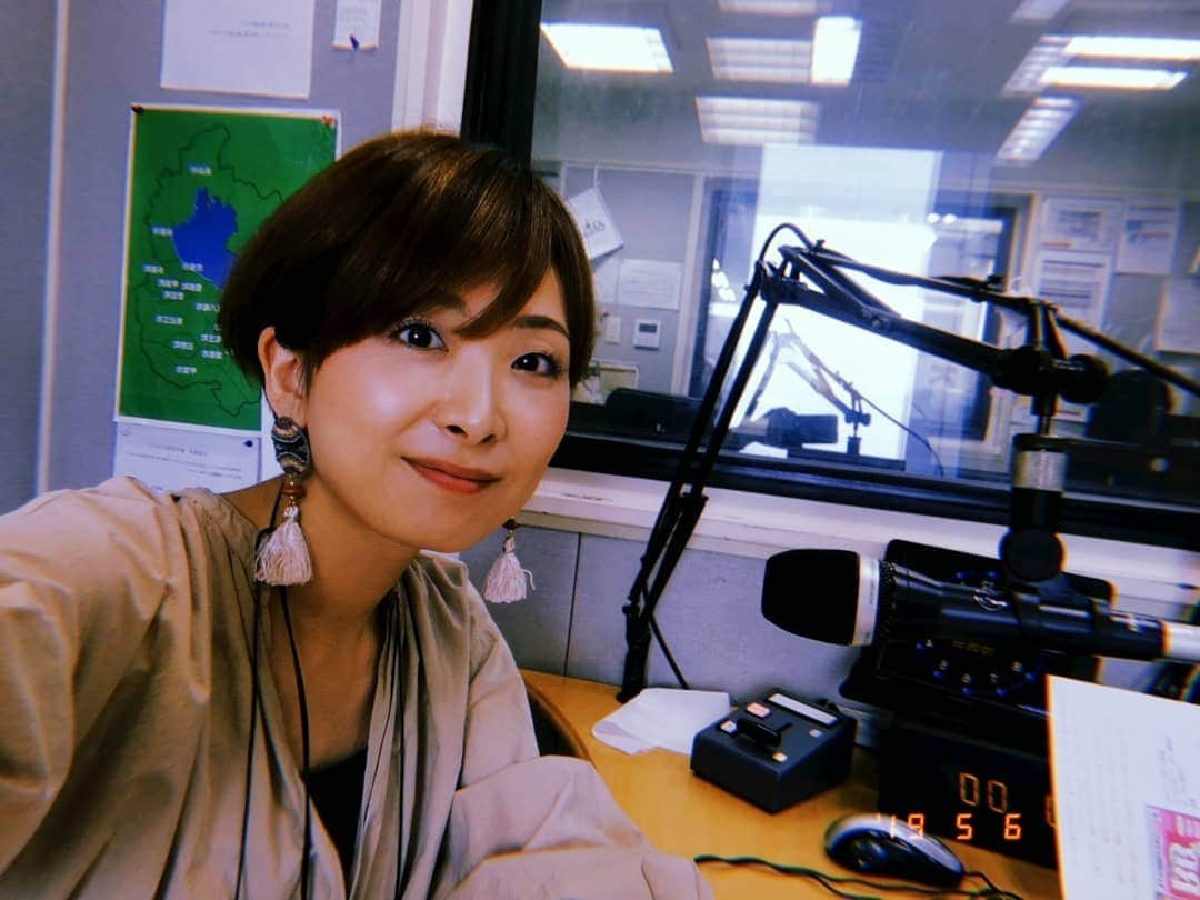 林智美 さんのインスタグラム写真 - (林智美 Instagram)「令和もよろしくです🎧  #FM滋賀 #eradio #style #令和一発目 #ラジオ #radio #ラジオdj #生放送 #なんとなくスタジオで #一旦ブレイク #後半戦もお付き合いくださいませ #リクエストも待ってます #📻 #hujicam #HUJI #滋賀 #大津」5月6日 10時56分 - h_tomomi_i