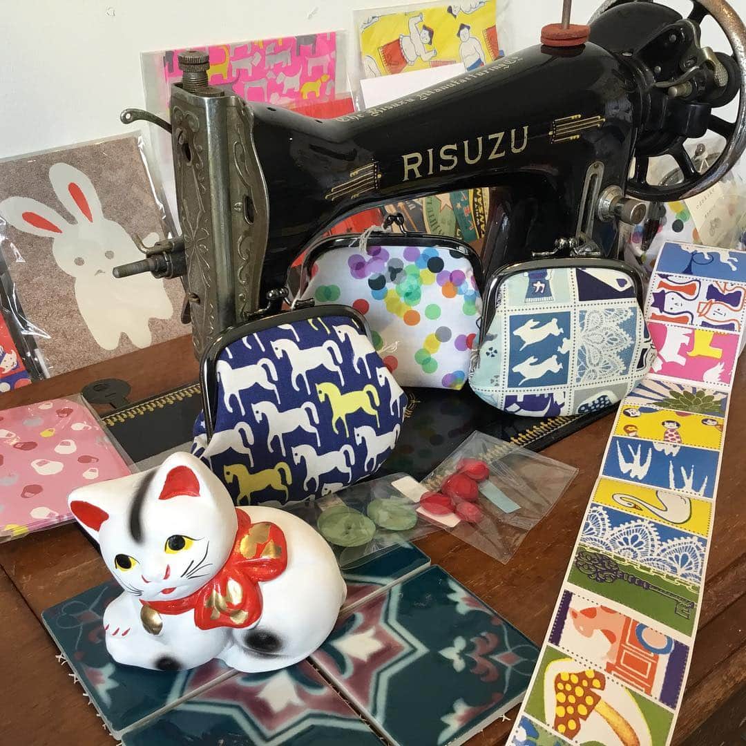 のインスタグラム：「【夜長堂夢売り巡業2019 好評開催中！  手紙舎鎌倉店】 手紙舎 鎌倉店で開催中の『夜長堂の夢売り巡業 2019』。レトロポップなデザインが人気のがまぐちはキッチュで愛らしさいっぱい。連休最終日の鎌倉旅のお土産にいかがでしょうか？他にも現行品には無い、時を重ねた風合いの素敵なアンティークなボタンやタイル、レトロペーパーなどなど、、オンリーワンの魅力のつまったグッズたちが賑やかに鎌倉を彩ってくれています。ぜひ足をお運びくださいね。 【「norio はんこオーダー会 」at手紙舎鎌倉店 】 心和むデザインのはんこの作品が大人気のnorioさん。5/11(土)、5/12(日)の２日間、世界にひとつのあなただけのはんこをお作りいただける、オーダー会を行います。お客さまとお話ししながらモチーフを決めて彫り進み、仕上げるところまで行うスペシャルなイベント。11日ははやくも満席となっておりますが、12日はまだ若干の空きがございます。この貴重な機会をどうぞお見逃しなく！ 会期 : 2019年5月11日(土) 5月12日(日) ※おひとりさま40分のご予約制です。 ▶︎WEBより「tegamishaクービック」→「norioはんこオーダー会」at手紙舎鎌倉店「norioはんこオーダー会」 会場:手紙舎鎌倉店 （神奈川鎌倉市長谷 2-5-41） 定休日 : 火・水曜日 営業時間 : 11:00〜18:00  詳しくは▶︎プロフィールページのリンク「手紙社公式webサイト」EVENT INTRODUCTION内「norioはんこオーダー会 at手紙舎鎌倉店」へ  #手紙舎 #手紙舎鎌倉店 #鎌倉 #norioはんこ #はんこ #オーダーメイド  #夜長堂 #ハンカチ #手ぬぐい #モダンペーパー #一筆箋 #ご朱印帳 #レターセット #ヴィンテージ食器 #タイル #ボタン」