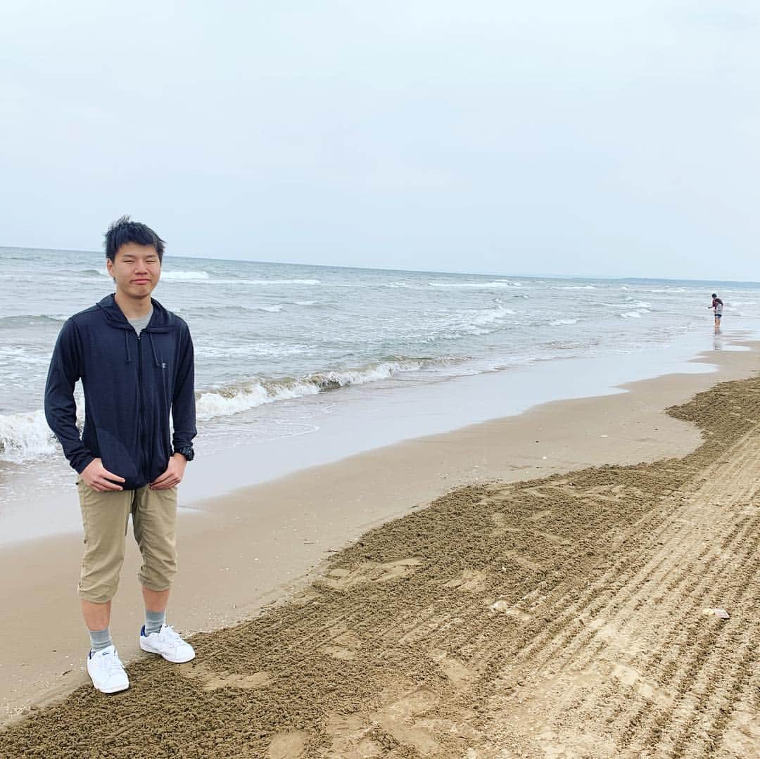 河島あみるさんのインスタグラム写真 - (河島あみるInstagram)「なぎさドライブウェイで走る男 はしゃぐ夫婦と 冷めた思春期たち （レギンスモロ見えですんません😭） #金沢旅行  #走る男 （1回目 遅すぎてテイク2）」5月6日 11時15分 - amiru_kawashima