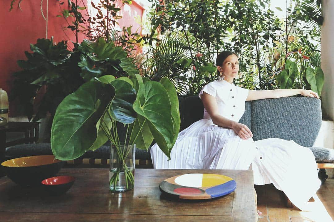Monica Sordoのインスタグラム：「Yesterday I had the honor to launch our latest “Mochima” Collection in Caracas with some of the most talented creatives of all generations, exchanging the will of building a new country! Special thanks to @emcocinero for the divine food @sigrid7 and @mobelsigloxx for the set design! Love you all! #MonicaSordo #Mochima #Venezuela 📸 @0800leonardo ✨ Dress by @bouguessa」