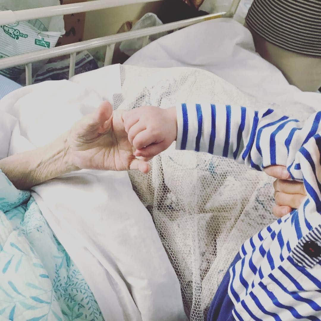 百千糸のインスタグラム：「年の差94歳のあたたかい握手🤝  息子とひーおばあちゃん初対面でした^_^」
