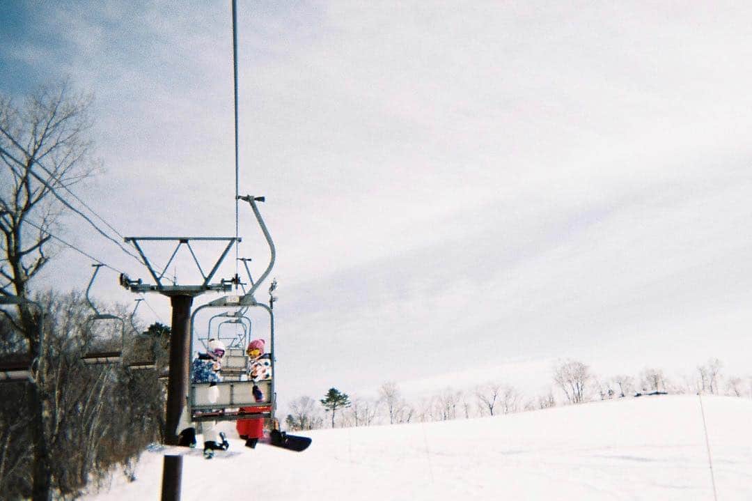 岡本夏美さんのインスタグラム写真 - (岡本夏美Instagram)「#御曹司ボーイズ 雪山で撮った素敵なfilm写真が沢山あるので載せますね⛄️ #film #natsufilm」5月6日 11時28分 - okamoto_natsumi