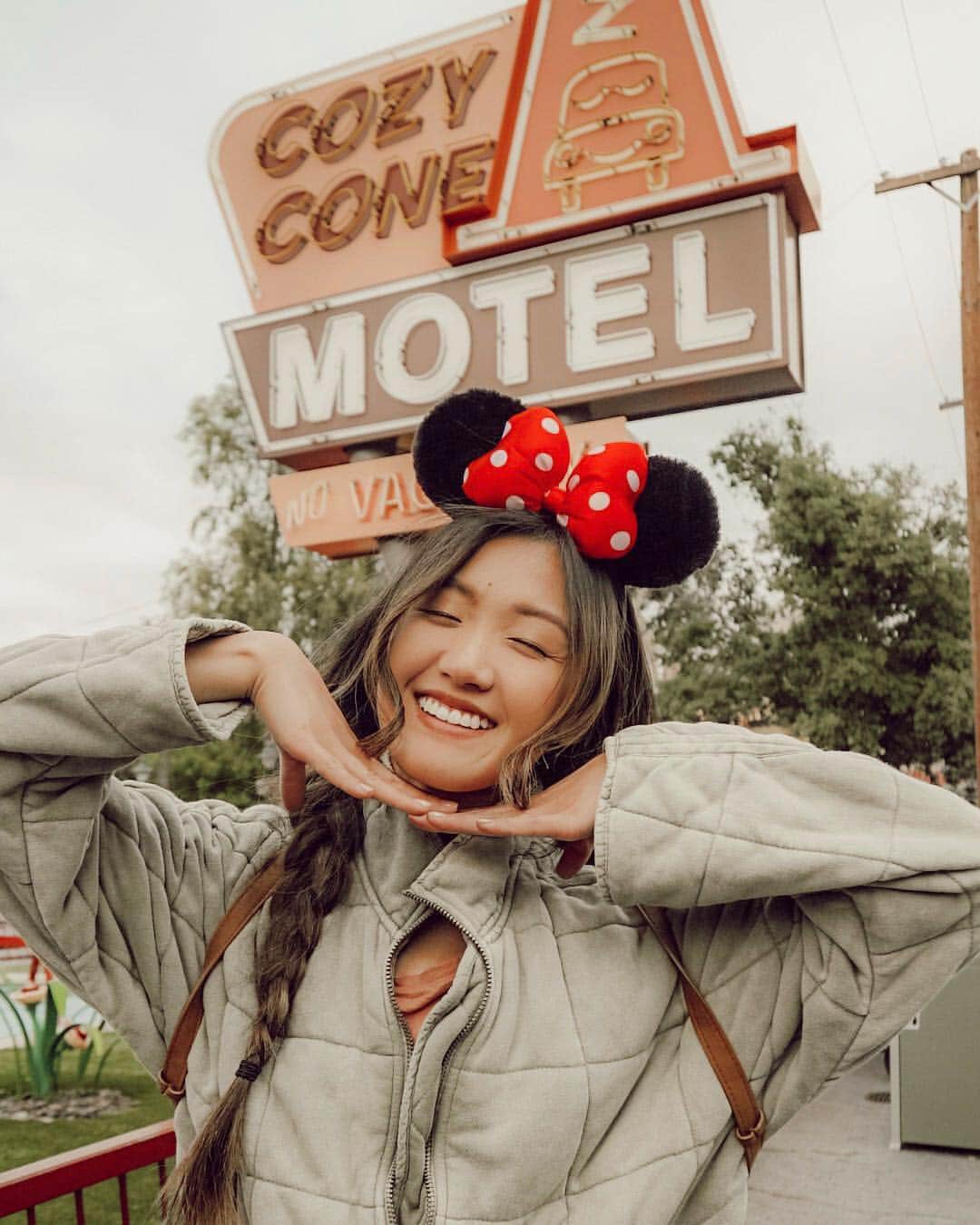 W E Y L I Eのインスタグラム：「Spontaneous @disneyland trip! Sometimes I forget how lucky we are to live so close! As a kid, I would desperately wait for my parents to bring us here. I wouldn’t be able to sleep at night knowing we were gonna make the road trip to SoCal for Disney. I remember one year my parents packed up the car after work, drove 6 hours to SoCal for us to experience Disneyland. We didn’t have much money then so we slept in the car for a night to save money. The next day we got a dinky nasty motel to stay in but it was still the best experience ever! What was some of your favorite childhood memories?! Comment below!」
