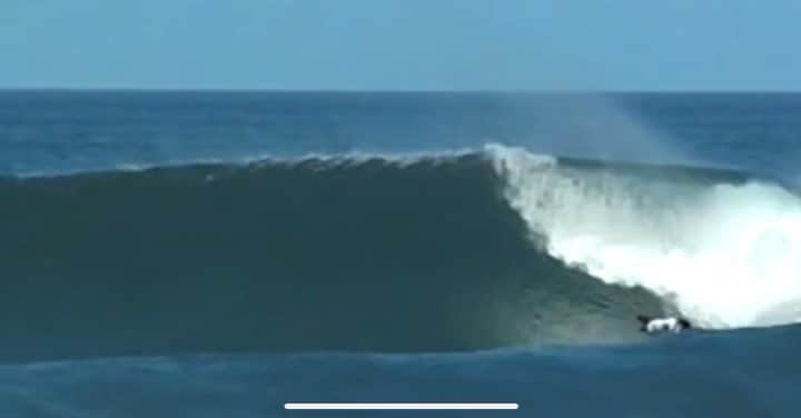 ケリー・スレーターのインスタグラム：「@sunnygarcia shredding one and Sunny and @markocchilupo sharing a wave after a heat at Bells in 2001. Video courtesy of @adamrobbo1. @wsl • • When we have good info to share with the public regarding Sunny’s condition, we will make sure to do so. For now, keep him in your thoughts and prayers...and post any shots you have of him over the years and make sure to tag him. Thanks!」