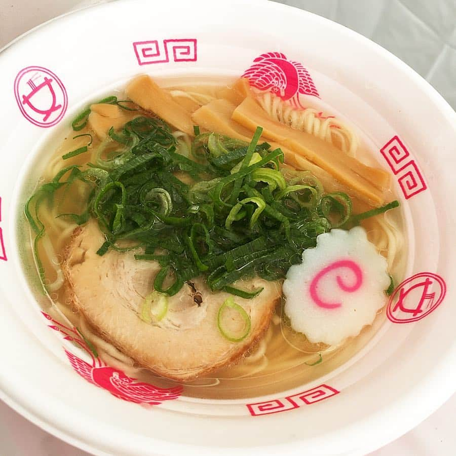 渡邉ひかるのインスタグラム：「麺や 清流 羅臼と秋刀魚の鶏塩そば 800円 (ラーメン女子博2019 in 静岡) ・ ・ ・ ・ ・ ・ ラーメン女子博での始めの一杯に選んだのが清流。 羅臼昆布に、秋刀魚、煮干しなど旨味もありながらのアッサリとしたシンプルな一杯。 見た目の清湯スープが綺麗。 なると、豚バラチャーシュー、ねぎ、めんま。 ラーメンでもナルトが昔ほどオーソドックスでは無くなってきているので、こうして、入ってるのを見るとテンションが上がる♪ ストレートな細麺のツルっとした舌触りが良く、スープと相性も◎。 優しい出汁の旨味を感じる優しい一杯。 本店は大阪にあるとのことなので、出かけた際にはぜひお試しください！ ・ ・ ・ ・ ・ ・ ・ 営業時間⏰ ［月～金] 11:00〜22:00 [土曜] 11:00～15:00 ・ 定休日💤 日曜日 ・ ・ ・ ・ ・ #大阪 #大阪府 #麺や清流 #静岡県 #ラーメン大好き渡邉さん #ラーメン #渡邉ひかる #ひかるの食卓 #ラーメン女子 #麺スタグラム #ラーメン部 # #ラーメン女子博2019 #青葉シンボルロード #清湯スープ #羅臼と秋刀魚の鶏塩そば #ストレート麺 #細麺 #ramen #noodle #noodles #japanesefood #foodstagram #osaka #shizuoka #ramengirlsfes」