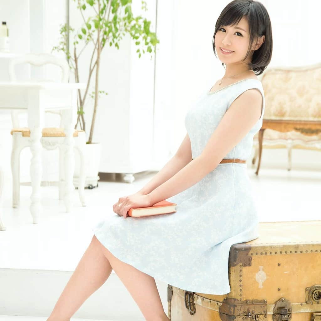 明里ともかのインスタグラム：「デビュー時の② 自然光があたるステキなスタジオで撮っていただきました。 今でもずっとお気に入りの写真です。  #溜池ゴロー #明里ともか」