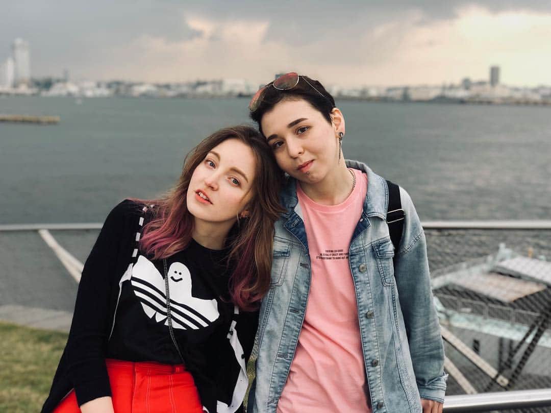のインスタグラム：「姉妹。#姉妹 私達は姉妹だと思いにくいよね。初めて会った人はよく「似てない」と言うけど、でも少し知ったら「あ、やっぱり似てる！」と。見た目は違うかもしれないけど、性格は似てる😆初めて家族が日本に来たから、楽しくて、別れるのは辛かったけど、また来れるように頑張らないと！いつも待ってる♥️」