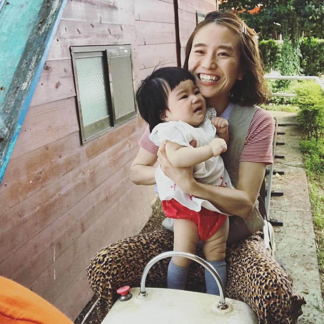 小松美緒のインスタグラム：「ことと私のゴールデンウィーク🐒  初めて乗ったぽっぽ汽車、楽しむかと思ったのに、号泣、おびえてかわいそうだった😂  私だけが楽しそう。。。 #ゴールデンウィークの思い出  #清水公園  #娘とわたし  #10カ月」
