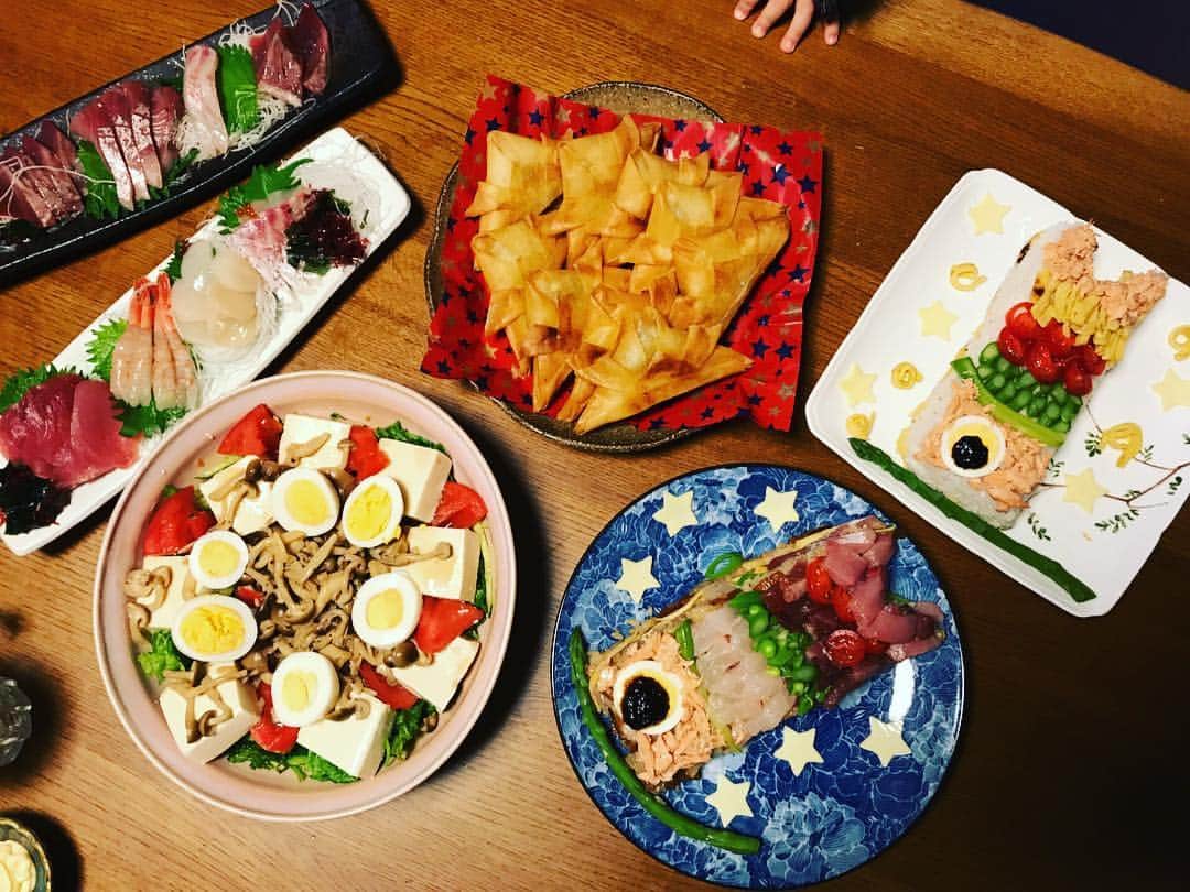 安田美沙子さんのインスタグラム写真 - (安田美沙子Instagram)「二日間の行事が終わりました。 お誕生日、こどもの日が続くって、中々大変かもしれない。笑 . . でもてんやわんやで、無事に終わりやりきった感があります❤️ . .  晴れ、ときどきファームの収録で作った鯉のぼり寿司、かぶと春巻を作りました❤️ ケーキは、パンケーキに、豆乳ヨーグルトクリーム、いちごでオムレット風に✨ . . 友人ママが作ってくれた袴、去年も着たけど、今年も着れたね🌈 来年まですくすく育つのだよ、そしてまたお祝いしようね❤️ . 今日のO.Aはこちらです。 5/6(月) NHK「潜れ！さかなクン」19:30〜20:43  #instafood #dinner #こどもの日 #みさこクッキング  #gw #鯉のぼり #兜」5月6日 11時39分 - yasuda_misako