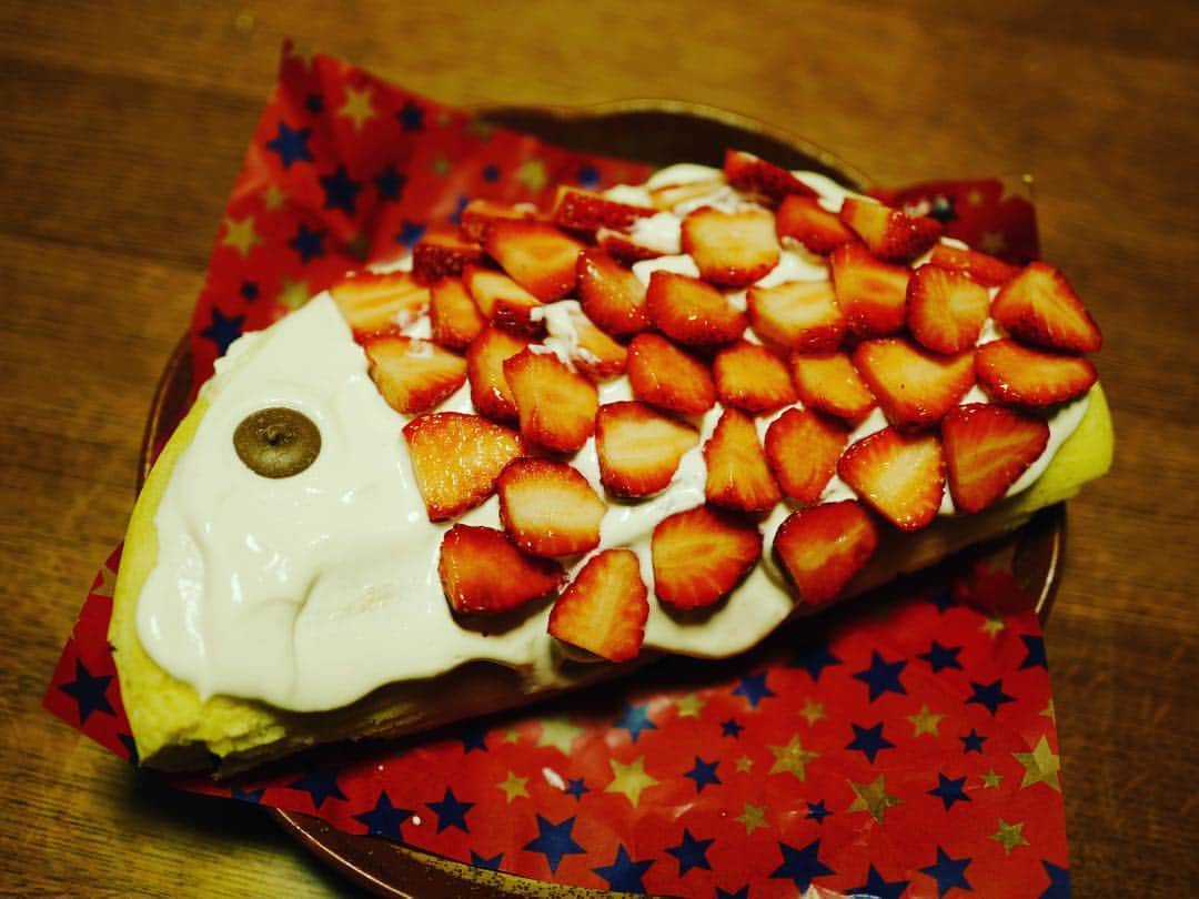 安田美沙子さんのインスタグラム写真 - (安田美沙子Instagram)「二日間の行事が終わりました。 お誕生日、こどもの日が続くって、中々大変かもしれない。笑 . . でもてんやわんやで、無事に終わりやりきった感があります❤️ . .  晴れ、ときどきファームの収録で作った鯉のぼり寿司、かぶと春巻を作りました❤️ ケーキは、パンケーキに、豆乳ヨーグルトクリーム、いちごでオムレット風に✨ . . 友人ママが作ってくれた袴、去年も着たけど、今年も着れたね🌈 来年まですくすく育つのだよ、そしてまたお祝いしようね❤️ . 今日のO.Aはこちらです。 5/6(月) NHK「潜れ！さかなクン」19:30〜20:43  #instafood #dinner #こどもの日 #みさこクッキング  #gw #鯉のぼり #兜」5月6日 11時39分 - yasuda_misako