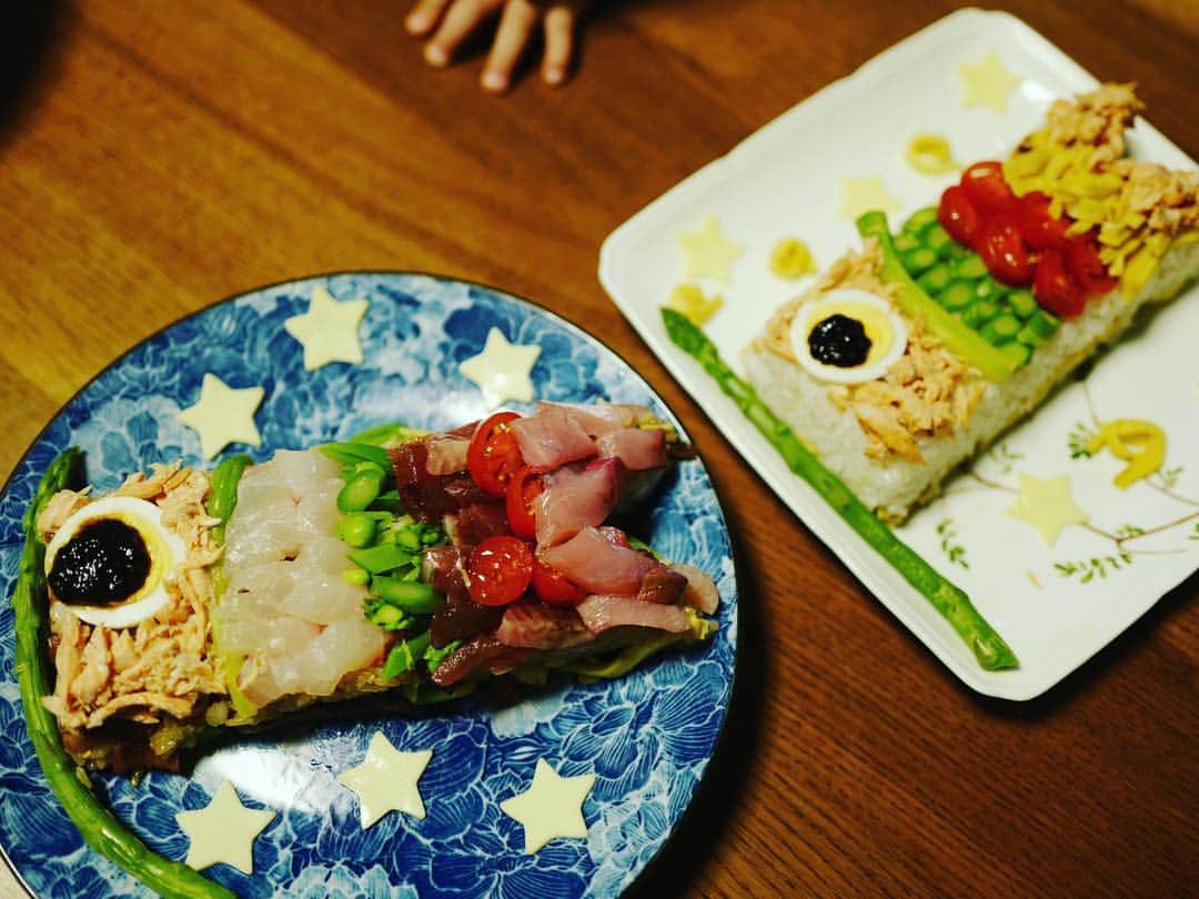 のインスタグラム：「二日間の行事が終わりました。 お誕生日、こどもの日が続くって、中々大変かもしれない。笑 . . でもてんやわんやで、無事に終わりやりきった感があります❤️ . .  晴れ、ときどきファームの収録で作った鯉のぼり寿司、かぶと春巻を作りました❤️ ケーキは、パンケーキに、豆乳ヨーグルトクリーム、いちごでオムレット風に✨ . . 友人ママが作ってくれた袴、去年も着たけど、今年も着れたね🌈 来年まですくすく育つのだよ、そしてまたお祝いしようね❤️ . 今日のO.Aはこちらです。 5/6(月) NHK「潜れ！さかなクン」19:30〜20:43  #instafood #dinner #こどもの日 #みさこクッキング  #gw #鯉のぼり #兜」
