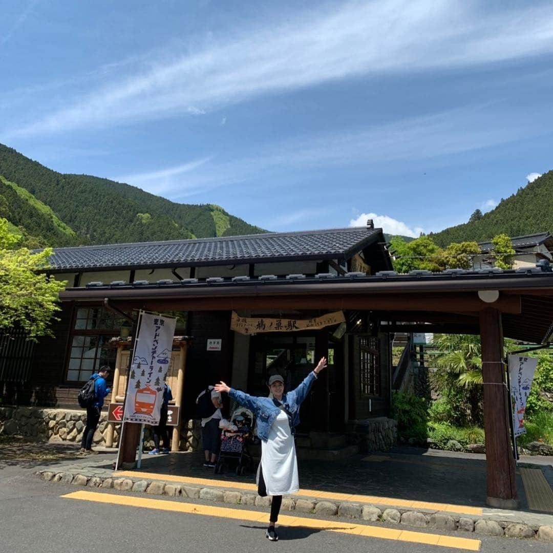 日下裕江さんのインスタグラム写真 - (日下裕江Instagram)「鳩ノ巣駅🚉  最高のハイキング日和になって良かった💓  空気が美味しくて 気持ちいい✨  #鳩ノ巣駅 #ハイキング #ハイキング日和 #快晴 #空気美味しい #hatonosustation #hiking #sunnyday」5月6日 11時51分 - hiroe___h