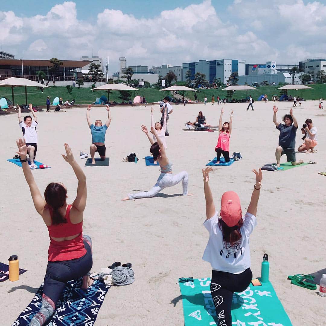 西畑亜美さんのインスタグラム写真 - (西畑亜美Instagram)「2019.5.4 🐋beachclean & beach yoga eventを日本サップヨガ協会のメンバーで行いました🐚 ご参加頂いた方々、有難うございました☺️ 東京都内にこんな素敵な白浜があったなんて🤭💕 GW中ということで、家族連れやお友達同士でピクニックやカヌーしたり賑わっていました❤️ が残念ながら公園内にはゴミが落ちている、、、 先ずは皆んなでbeach cleanからstart!! そして綺麗になった白浜でbeach yoga🧘‍♀️ 太陽の陽射しをサンサンに浴びながらのyogaはやっぱり最高🌞✨ ・ サップヨガ協会の皆んなでこうして何かイベントが出来るということも嬉しくて💕 「今後もサップヨガだけでは無く、イベントが出来たらいいね」とミーティング兼ねてのピクニック🍙💕 楽しい時間を有難うございました❤️ ・ サップヨガ協会イベント🔜 5/19 熱海でサップヨガやサップレースのイベントがあります！！ 詳しくは▶︎ @ehaco.supcafe  ホームページもチェックしてください▶︎ @japansupyogaassociation ・ ・ #日本サップヨガ協会#jsya#大田区#大森#海#beach#beachyoga#beachclean#SUP#supyoga#yoga#ヨガ#ヨガイベント#ビーチヨガ#桃尻#桃尻トレーニング#happy#きつかった#enjoy#yogagirl#sweat#ふるはま#ふる浜#julier#150cm」5月6日 12時00分 - amii0106