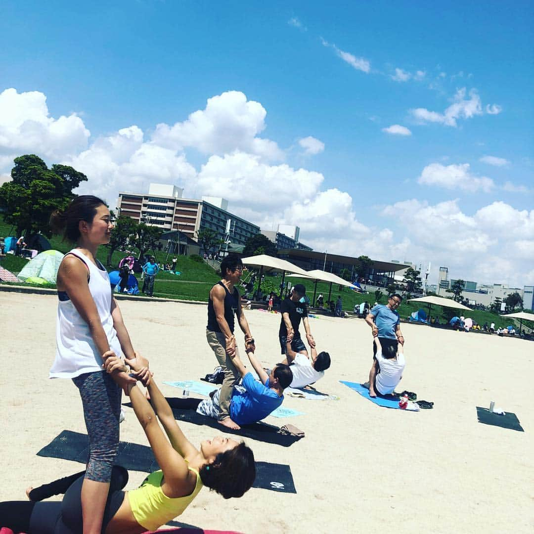 西畑亜美さんのインスタグラム写真 - (西畑亜美Instagram)「2019.5.4 🐋beachclean & beach yoga eventを日本サップヨガ協会のメンバーで行いました🐚 ご参加頂いた方々、有難うございました☺️ 東京都内にこんな素敵な白浜があったなんて🤭💕 GW中ということで、家族連れやお友達同士でピクニックやカヌーしたり賑わっていました❤️ が残念ながら公園内にはゴミが落ちている、、、 先ずは皆んなでbeach cleanからstart!! そして綺麗になった白浜でbeach yoga🧘‍♀️ 太陽の陽射しをサンサンに浴びながらのyogaはやっぱり最高🌞✨ ・ サップヨガ協会の皆んなでこうして何かイベントが出来るということも嬉しくて💕 「今後もサップヨガだけでは無く、イベントが出来たらいいね」とミーティング兼ねてのピクニック🍙💕 楽しい時間を有難うございました❤️ ・ サップヨガ協会イベント🔜 5/19 熱海でサップヨガやサップレースのイベントがあります！！ 詳しくは▶︎ @ehaco.supcafe  ホームページもチェックしてください▶︎ @japansupyogaassociation ・ ・ #日本サップヨガ協会#jsya#大田区#大森#海#beach#beachyoga#beachclean#SUP#supyoga#yoga#ヨガ#ヨガイベント#ビーチヨガ#桃尻#桃尻トレーニング#happy#きつかった#enjoy#yogagirl#sweat#ふるはま#ふる浜#julier#150cm」5月6日 12時00分 - amii0106