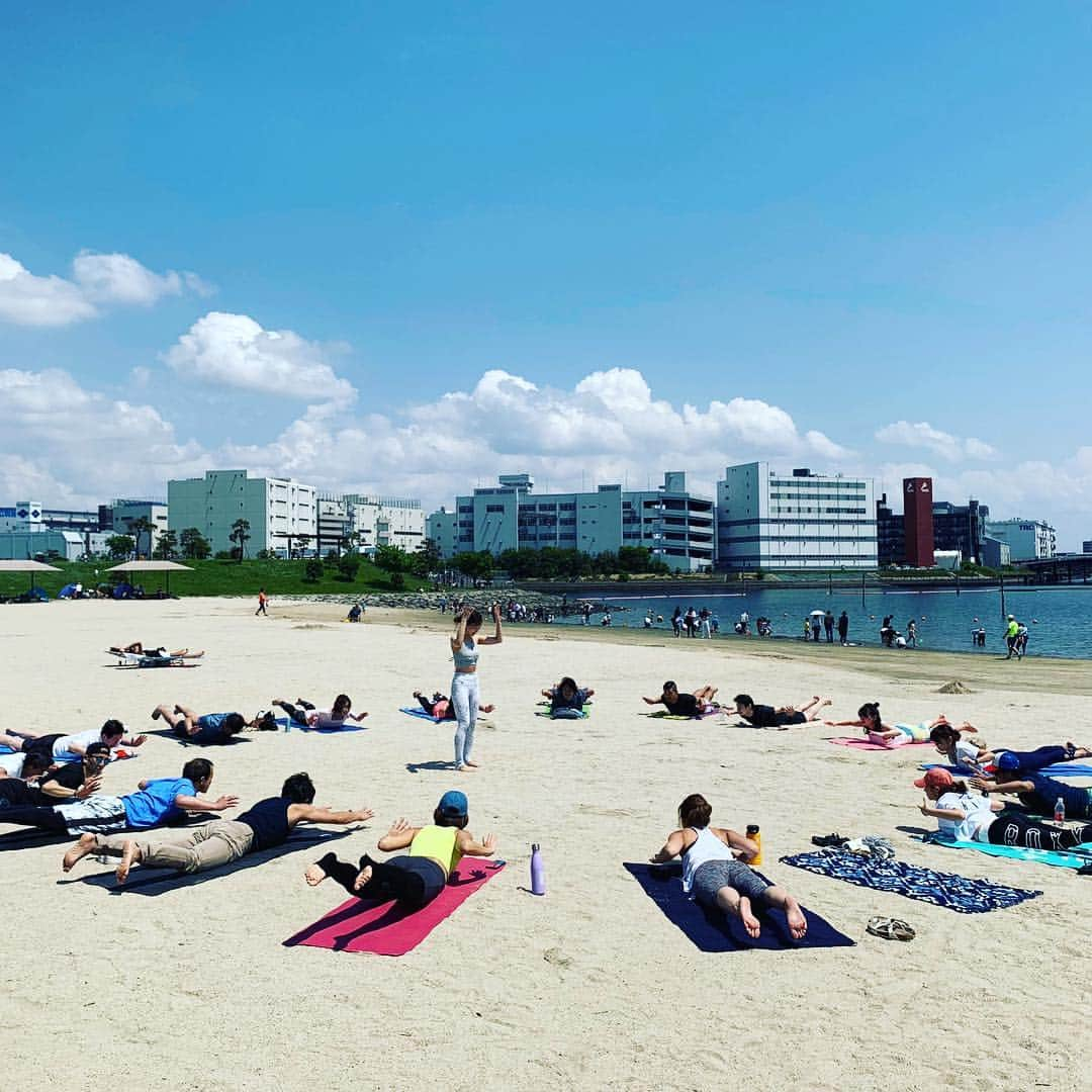 西畑亜美さんのインスタグラム写真 - (西畑亜美Instagram)「2019.5.4 🐋beachclean & beach yoga eventを日本サップヨガ協会のメンバーで行いました🐚 ご参加頂いた方々、有難うございました☺️ 東京都内にこんな素敵な白浜があったなんて🤭💕 GW中ということで、家族連れやお友達同士でピクニックやカヌーしたり賑わっていました❤️ が残念ながら公園内にはゴミが落ちている、、、 先ずは皆んなでbeach cleanからstart!! そして綺麗になった白浜でbeach yoga🧘‍♀️ 太陽の陽射しをサンサンに浴びながらのyogaはやっぱり最高🌞✨ ・ サップヨガ協会の皆んなでこうして何かイベントが出来るということも嬉しくて💕 「今後もサップヨガだけでは無く、イベントが出来たらいいね」とミーティング兼ねてのピクニック🍙💕 楽しい時間を有難うございました❤️ ・ サップヨガ協会イベント🔜 5/19 熱海でサップヨガやサップレースのイベントがあります！！ 詳しくは▶︎ @ehaco.supcafe  ホームページもチェックしてください▶︎ @japansupyogaassociation ・ ・ #日本サップヨガ協会#jsya#大田区#大森#海#beach#beachyoga#beachclean#SUP#supyoga#yoga#ヨガ#ヨガイベント#ビーチヨガ#桃尻#桃尻トレーニング#happy#きつかった#enjoy#yogagirl#sweat#ふるはま#ふる浜#julier#150cm」5月6日 12時00分 - amii0106