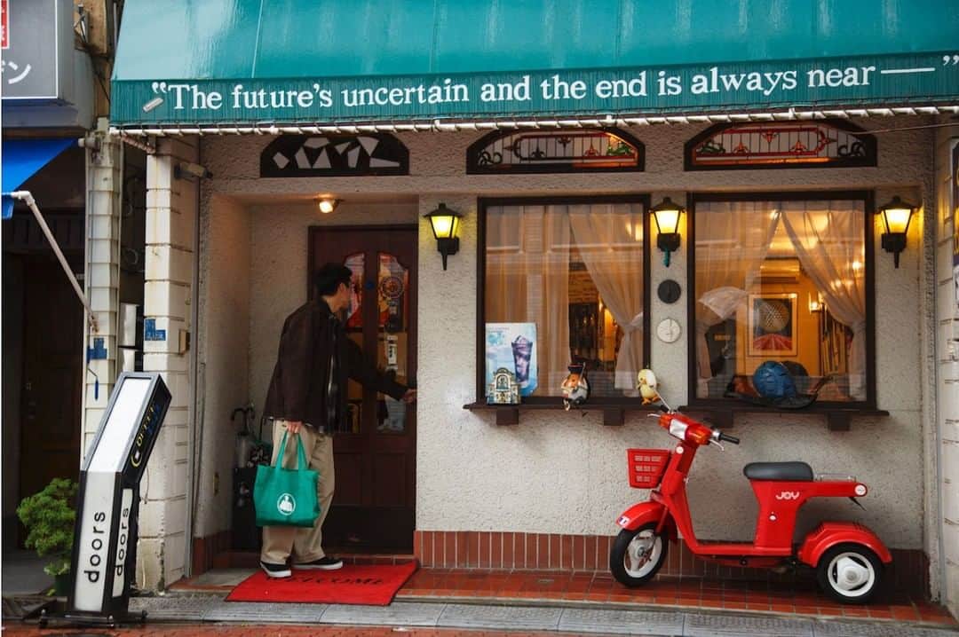 POPEYE_Magazineさんのインスタグラム写真 - (POPEYE_MagazineInstagram)「「住んでみたらいい街だった。」東京の東、亀有には素敵な喫茶店があちこちに。この『ドアーズ』はお気に入りで、店主の石部さんがアメリカのロックバンド・The Doors好きなんだ。このかわいい外観の、屋根にあるフレーズにはいつもハッとする。好きなことに夢中でいたいと思わせてくれる。一方で、店内は落ち着く空間であり、ランチセットのサラダとパスタの盛り方が連山のよう！通いたい喫茶店だ。#ぼくのまち東京 #popeyemagazine」5月6日 12時00分 - popeye_magazine_official