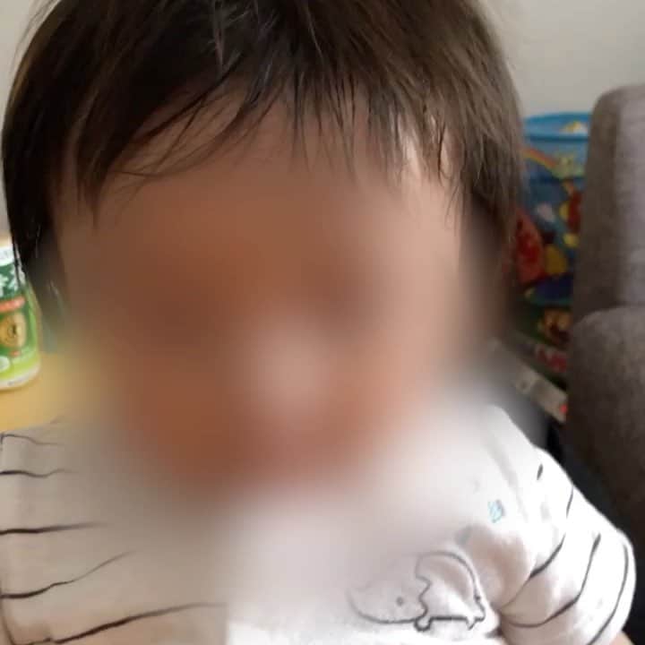 ヒラヤマンのインスタグラム：「わたしが泣くとミニヤマンも悲しいらしい。 #1歳 #ママが泣くと息子も泣く」