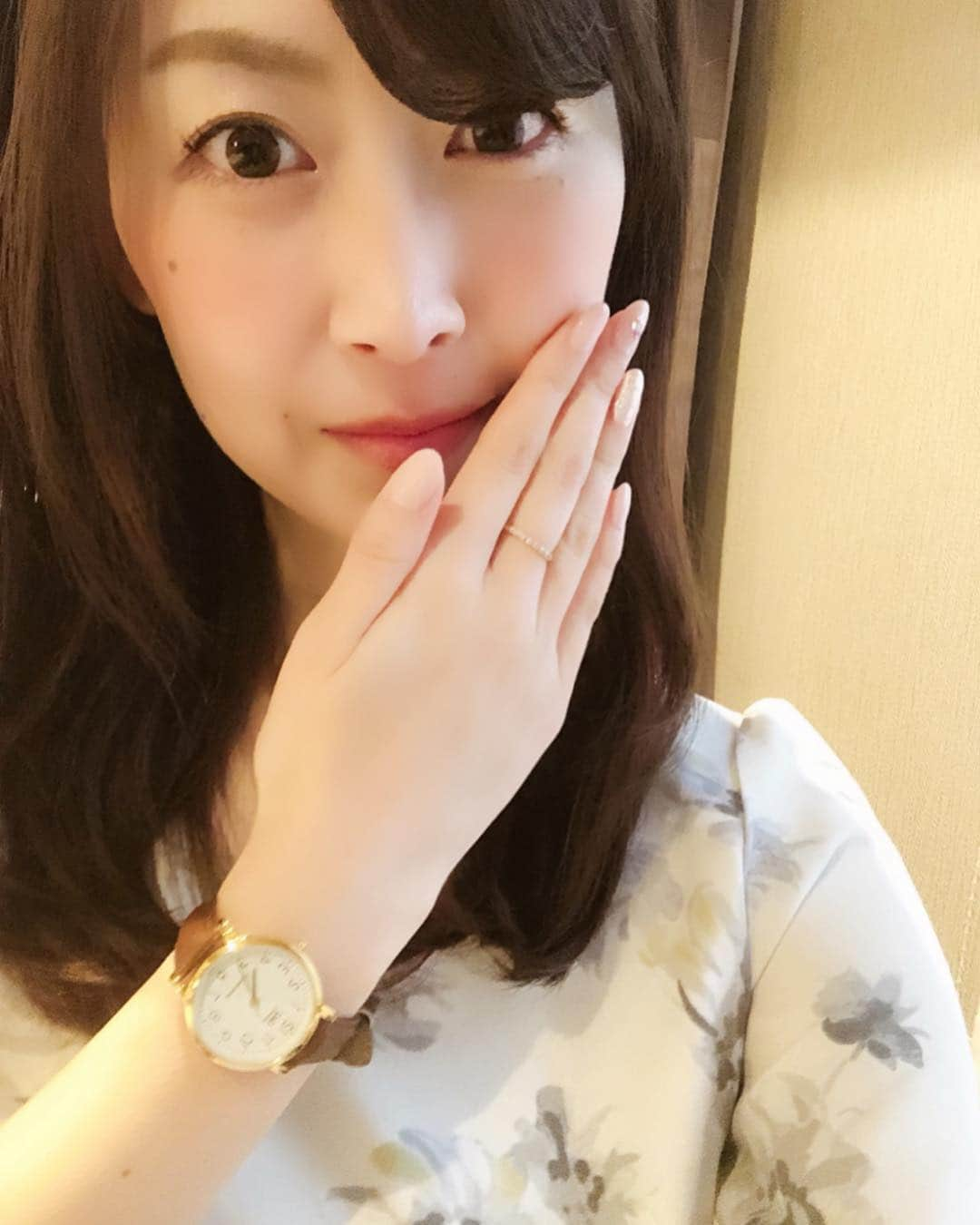 青木美香さんのインスタグラム写真 - (青木美香Instagram)「newネイルと時計✨﻿ ﻿ この時計はZOZOで購入できます♪﻿ つけやすく軽い♪﻿ ﻿ シンプルなのでファッション、コーディネイトに合わせやすくておすすめです😊﻿ ﻿ ネイルは薬指だけピンクゴールドに💖﻿ ﻿ 手元のおしゃれは自分でも見えるから、お気に入りを身につけているとテンションが上がります✨﻿ ﻿ ﻿ #シチズン#キューアンドキュー#QQ#CITIZEN#腕時計#時計#プチプラ#ネイル」5月6日 11時53分 - aokimikaa