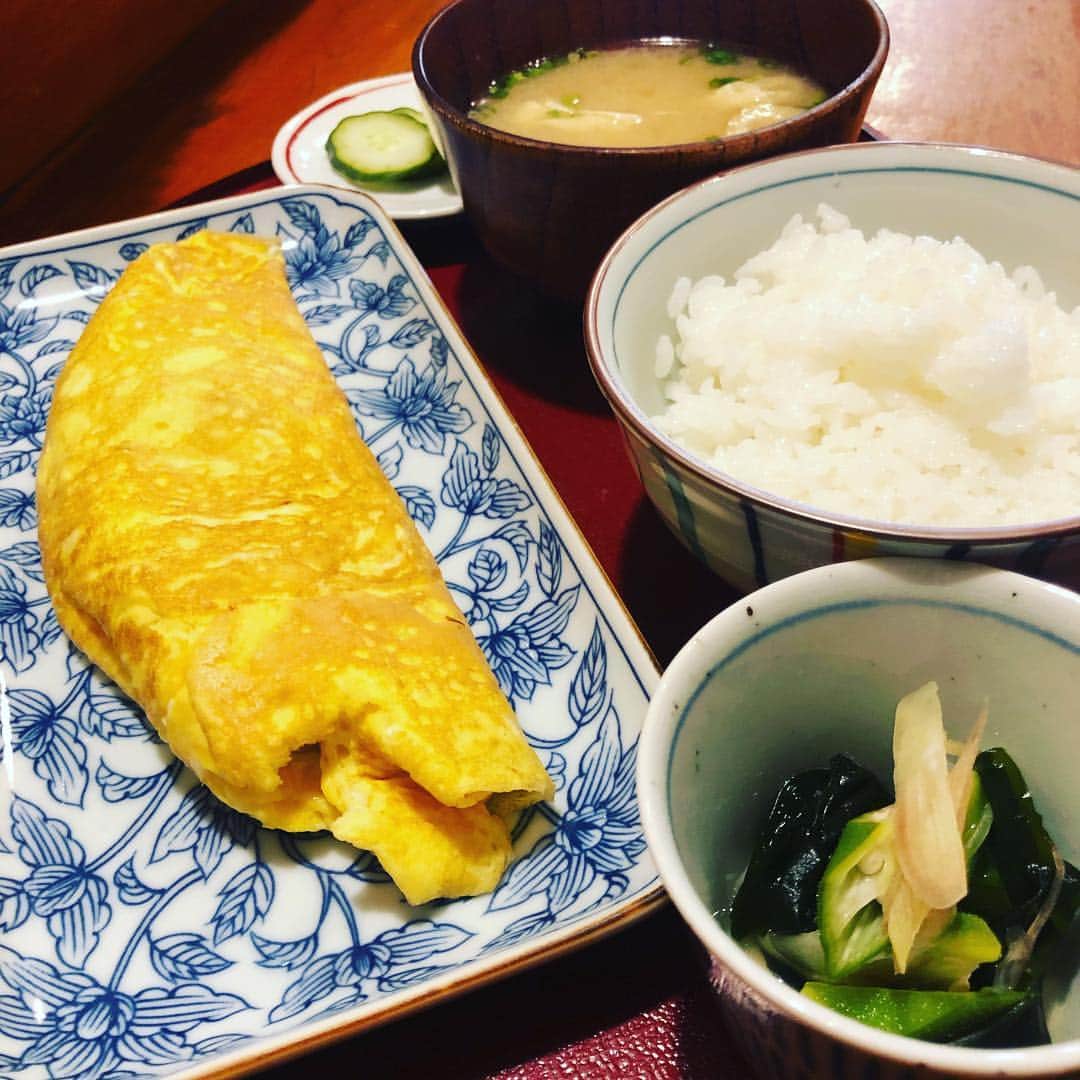 竹本アイラさんのインスタグラム写真 - (竹本アイラInstagram)「ランニングして、今日まで全部公開している英勝寺に行ってきました。 白藤が見頃です。 朝ごはんは、小町通りの"朝ごはん" しらすたっぷりオムレツは食べ応えあり！ 昼間は甘味処が朝だけ、朝ごはん屋さんになってます。 #kamakura  #鎌倉暮らし #鎌倉食べ歩き #鎌倉 #鎌倉さんぽ #鎌倉朝ごはん  #しらす #あさごはん #朝ごはん #甘処あかね #running #run #jog #jogging #marathon #triathlon #ランニング #ランニング女子 #ランニング好きな人と繋がりたい #朝ラン #旅ラン #トライアスロン初心者 #英勝寺 #白藤 #神社仏閣巡り #お寺 #お寺巡り」5月6日 11時53分 - aira.ar50