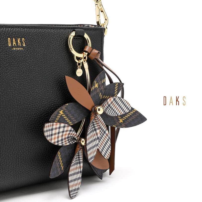 DAKS Koreaさんのインスタグラム写真 - (DAKS KoreaInstagram)「• DAKS accessories  클래식한 무드와 트렌디한 감성의 조화가 유니크한 플라워 참장식 숄더백! 금주 MD추천 숄더백을 LF몰에서 만나보세요! . [MD’s Pick] #DCBA9E561BK . #닥스 #닥스액세서리 #닥스코리아 #DAKS #DAKSACCESSORIES #Lfmall #닥스백 #닥스가방 #숄더백 #봄가방 #여성백 #미니백 #백스타그램 #가방추천 #어버이날선물 #선물추천」5月6日 11時55分 - dakskorea_accessories