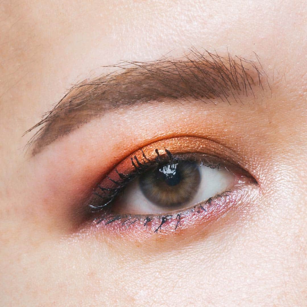 M∙A∙C Cosmetics Japanのインスタグラム：「⠀ グリッターのアイシャドウで魅せる瞳に✨ ダイヤモンドのようなきらめきを演出して。 #MACGetBlazed #MACゲットブレーズド ⠀ *公式オンラインショップ 5/7発売 *全国 5/10発売 ⠀ 使用製品 １枚目 [シャイニー プリティ シャドウ] グリッツ プリーズ [エクストラ ディメンション フォイル アイシャドウ] コップ ア ポーズ ２枚目 [シャイニー プリティ シャドウ] ジョイ トゥ [エクストラ ディメンション フォイル アイシャドウ] ルーナー メタル [スモール アイシャドウ] ソバ ⠀ MAKEUP AND MODEL: M·A·C ARTIST MADOKA NAKAMURA @i.mac_artist  PHOTO: @takaki_iwata ⠀ ⠀ ⠀ ⠀ ⠀ ⠀ #MACCosmeticsJapan #MACコスメ #MACCosmetics  #MAC #コスメ #メイク  #リップ #リキッドリップ #リップメイク #MACリップ #MACアイメイク #MACアイシャドウ #アイシャドウ #つや #ツヤ肌 #艶肌 #ハイライター #グリッター #キラキラ #ラメ #限定」