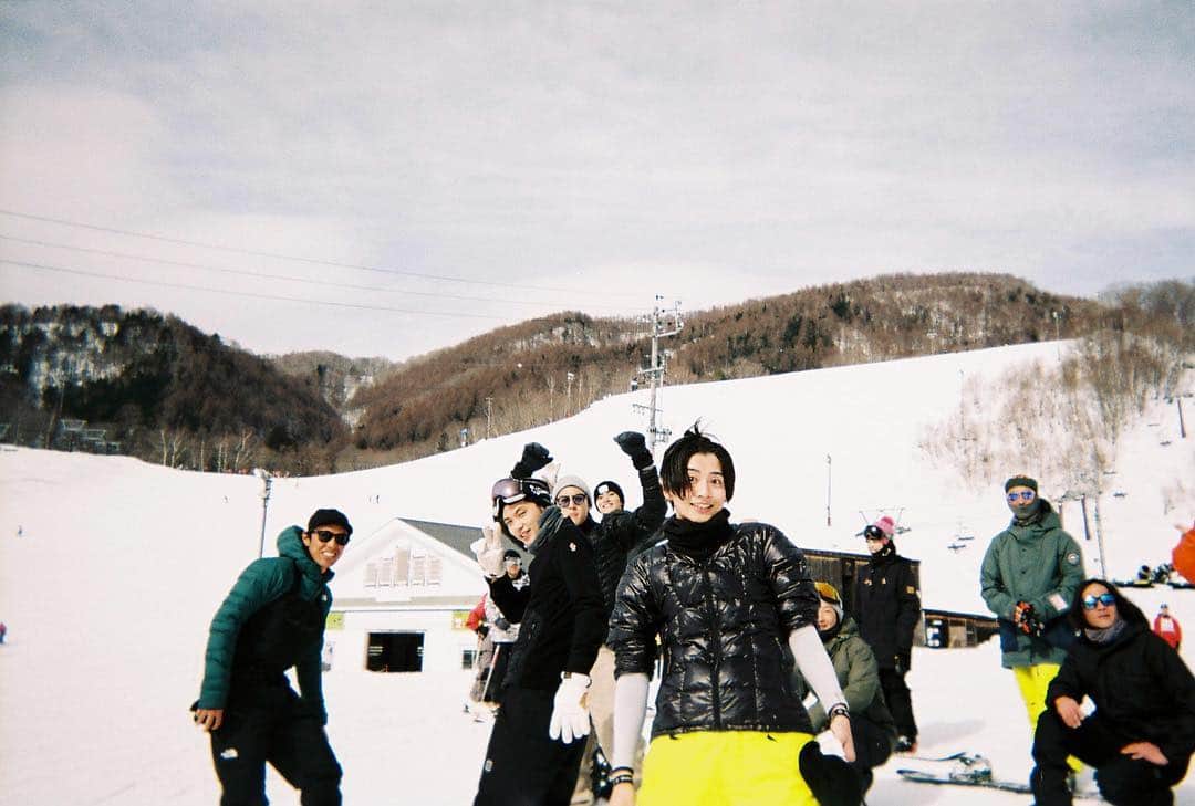 岡本夏美さんのインスタグラム写真 - (岡本夏美Instagram)「雪山での撮影🏔 御曹司チームは、ご指導してくださったプロの方達と とっても楽しそうに滑ってました〜 すごいな〜みんなって思って 写真を一枚 素敵な笑顔ですみなさん！ #御曹司ボーイズ  #natsufilm #film」5月6日 12時02分 - okamoto_natsumi