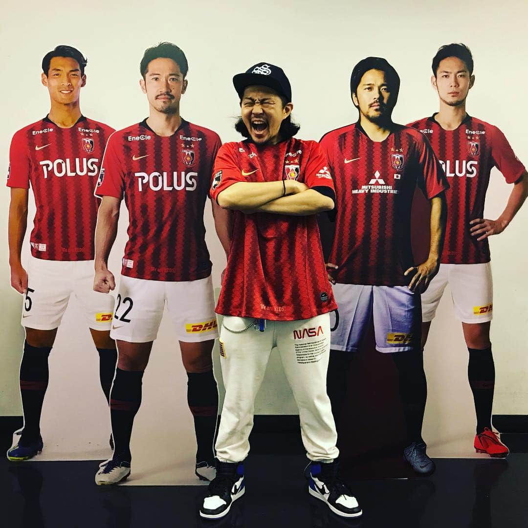Kuboty のインスタグラム：「今日はVIVA LA ROCK 2019!!!!! そして埼玉と言えば浦和レッズ!!!!! 楽屋エリアに選手の皆さんがいらっしゃったので写真をお願いしました、快く撮影に応じてくださった皆様ありがとうございます!!!!! We are REDS🔥🔥🔥 #totalfat #vivalarock #興梠慎三  #槙野智章  #阿部勇樹  #杉本健勇  #浦和レッズ  #wearereds」