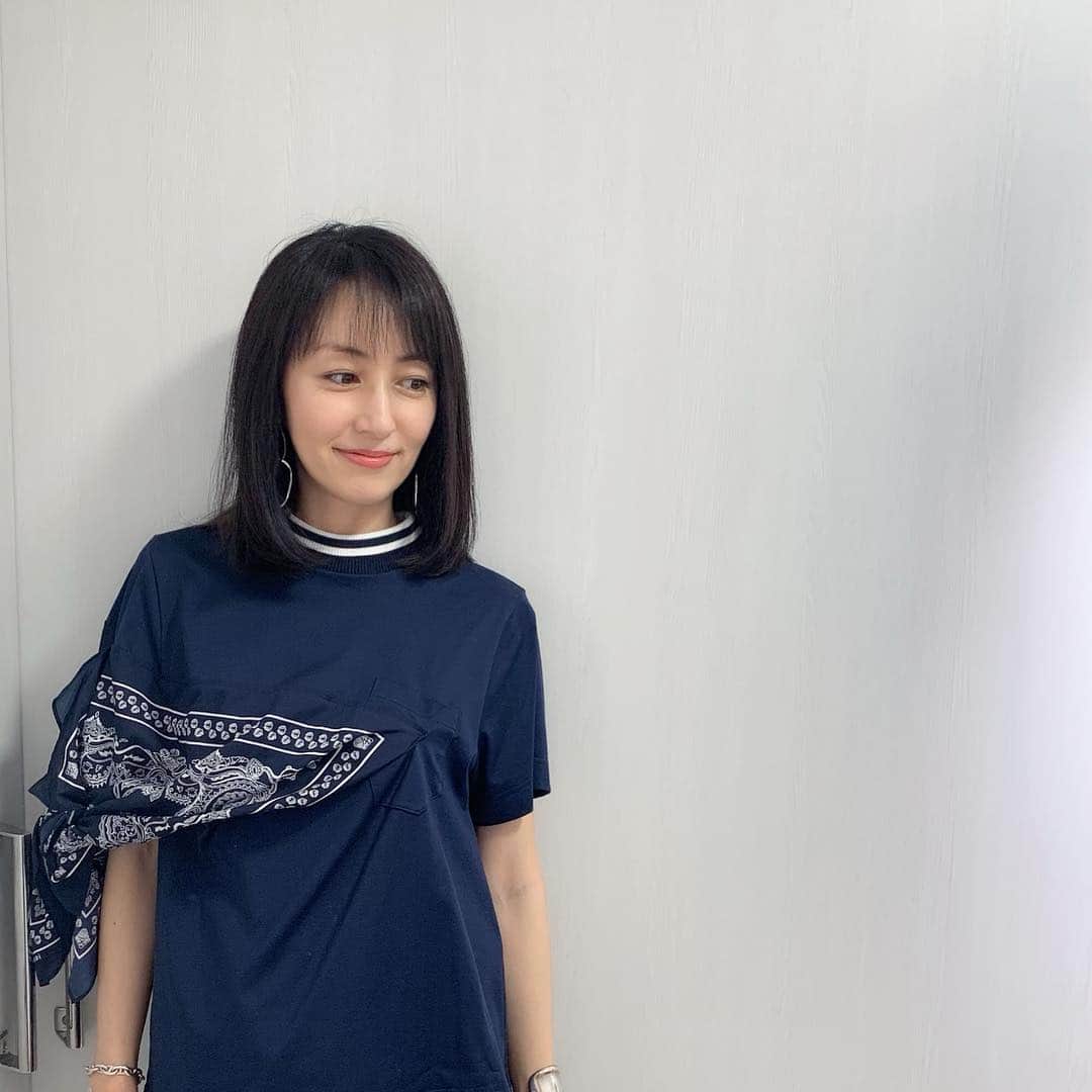のインスタグラム：「髪の毛をカラー、トリートメント、カットしました。 #矢田亜希子#akikoyada#美容院#air#airginzacentral #今日はゴールデンウィーク最終日#ドラマロケ中#ドラマ#ドラマロケ カラーは#ブルーアッシュ  私服は#sacai  アクセサリーはピアス#webalamoda  バングル#tiffany  ブレスレット、指輪#hermes」