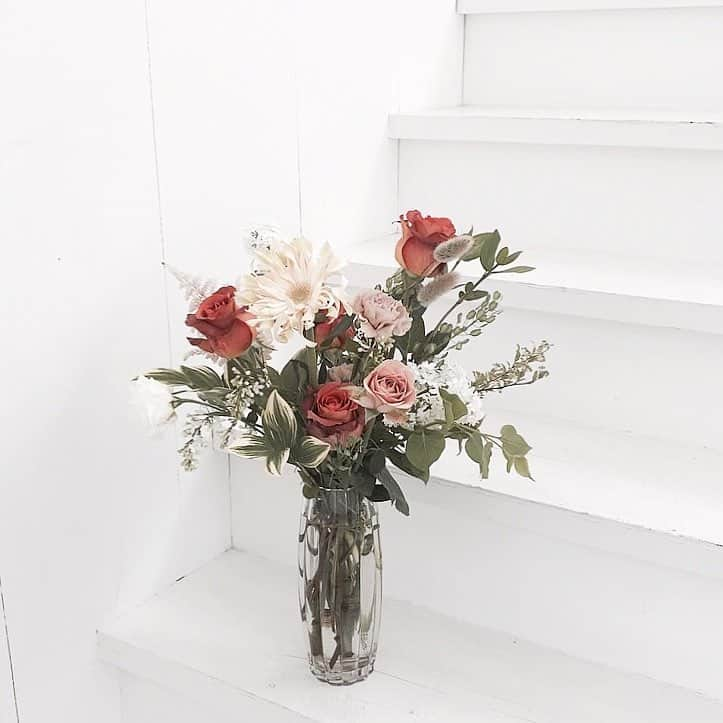 플로리스트 이주연 florist Lee Ju Yeonさんのインスタグラム写真 - (플로리스트 이주연 florist Lee Ju YeonInstagram)「. . 어버이날 스승의날 상품 예약 받고 있어요 ❣️ . #바네스어버이날스승의날상품 (👈🏻태그에 다양한 상품있어요😊) . 문의는 카톡 ID vaness52로 문의 주세요 🥰 . #어버이날꽃선물 #어버이날꽃다발 #어버이날카네이션 #카네이션꽃바구니 #카네이션꽃다발 #카네이션 #어버이날 #어버이날카네이션 #스승의날 #스승의날꽃선물 #카네이션 #역삼동꽃집 #언주역꽃집  #vanessflower #바네스플라워  배송은 지역에따라 배송비가 발생되며 서울 경기권 지역까지 배송 가능하세요 😘 블로그 vanessflower.co.kr (인스타상단링크)들어가시면 다양한 가격대별 상품 보실수있어요 ❤️ .」5月6日 12時11分 - vanessflower