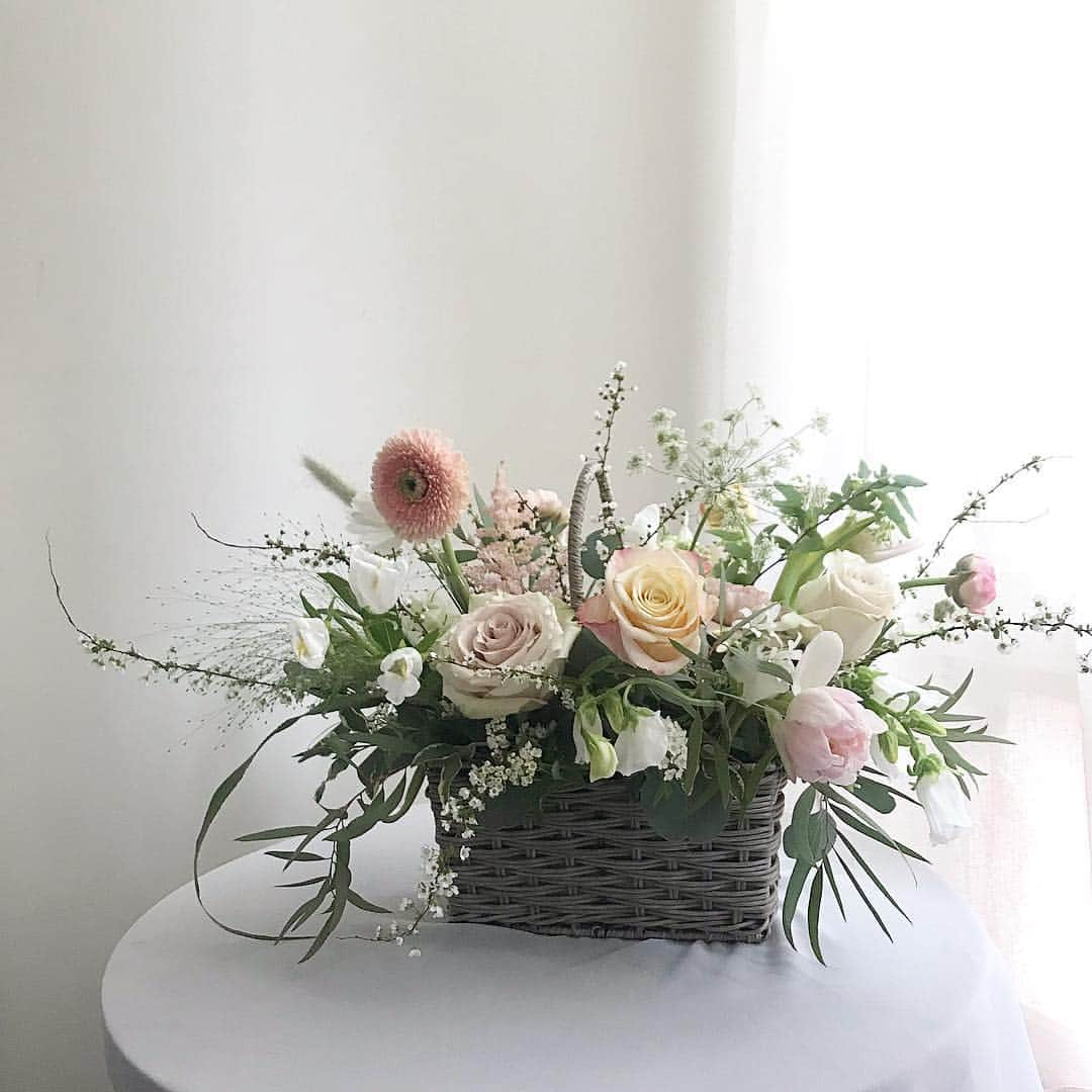 플로리스트 이주연 florist Lee Ju Yeonさんのインスタグラム写真 - (플로리스트 이주연 florist Lee Ju YeonInstagram)「. . 어버이날 스승의날 상품 예약 받고 있어요 ❣️ . #바네스어버이날스승의날상품 (👈🏻태그에 다양한 상품있어요😊) . 문의는 카톡 ID vaness52로 문의 주세요 🥰 . #어버이날꽃선물 #어버이날꽃다발 #어버이날카네이션 #카네이션꽃바구니 #카네이션꽃다발 #카네이션 #어버이날 #어버이날카네이션 #스승의날 #스승의날꽃선물 #카네이션 #역삼동꽃집 #언주역꽃집  #vanessflower #바네스플라워  배송은 지역에따라 배송비가 발생되며 서울 경기권 지역까지 배송 가능하세요 😘 블로그 vanessflower.co.kr (인스타상단링크)들어가시면 다양한 가격대별 상품 보실수있어요 ❤️ .」5月6日 12時14分 - vanessflower