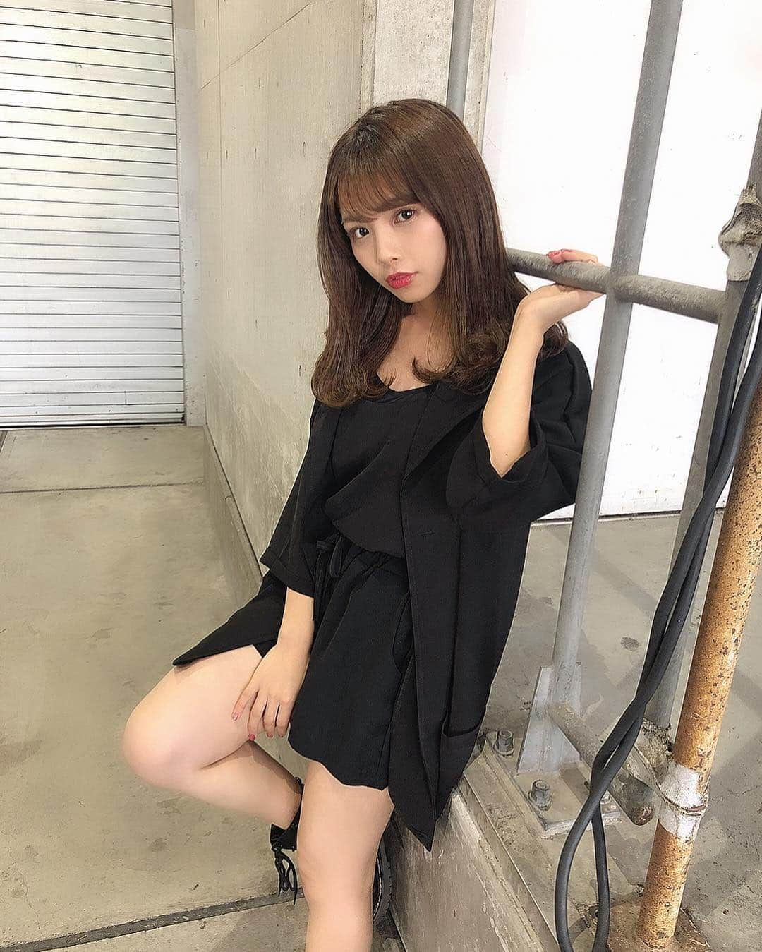 磯佳奈江さんのインスタグラム写真 - (磯佳奈江Instagram)「🖤🖤🖤🖤﻿ ﻿ #本日も #握手会 #よろしくお願いします #パシフィコ横浜」5月6日 12時14分 - isochan89