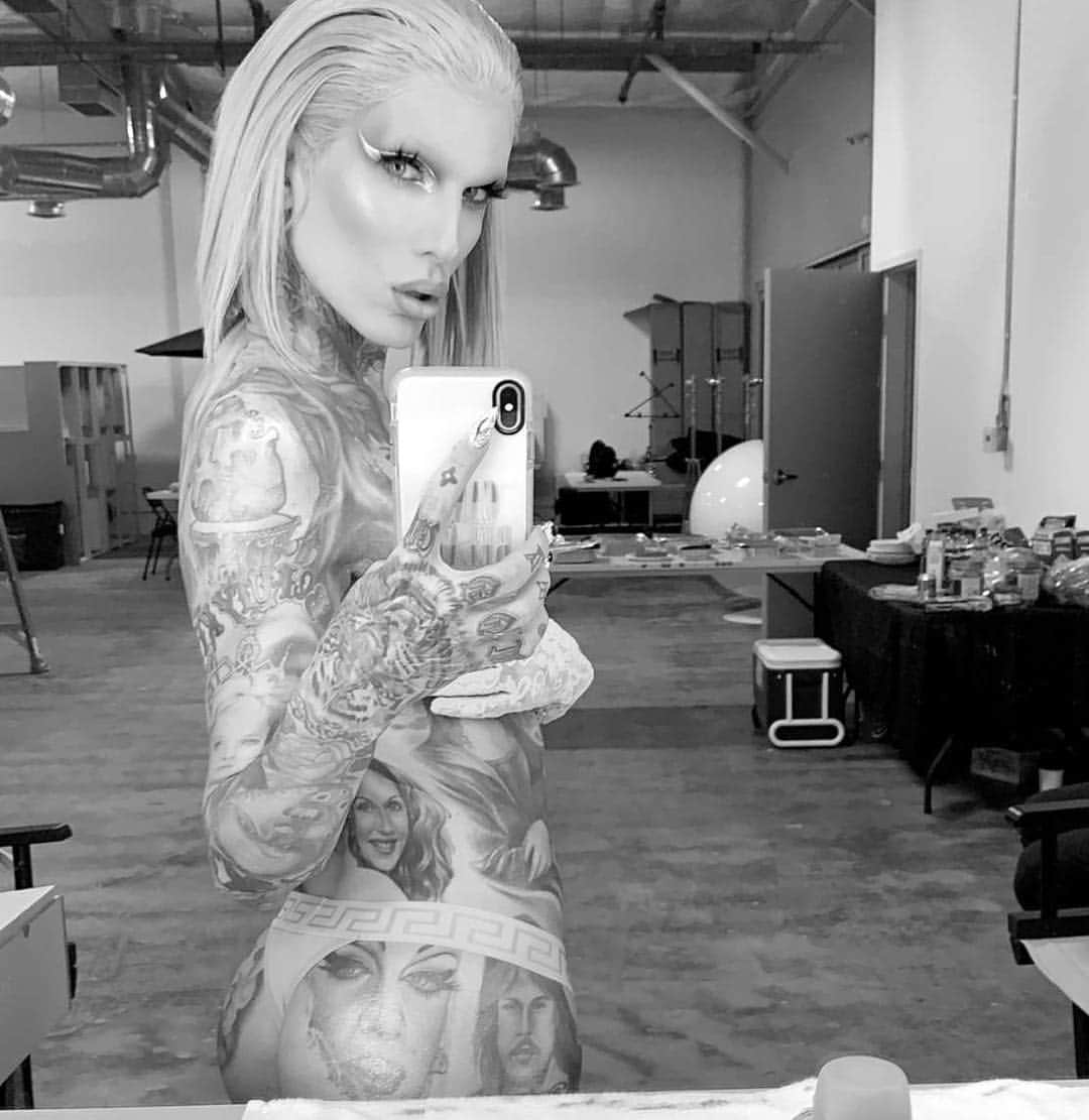 Jeffree Star Cosmeticsさんのインスタグラム写真 - (Jeffree Star CosmeticsInstagram)「We’re so ready for summer 🔥 The next #JeffreeStarCosmetics collection is next level... 💧💦 Here is our CEO on set creating more makeup magic with the team! I know we all HATE the black & white filter but... 😇 Sneak peeks coming soon...」5月6日 12時14分 - jeffreestarcosmetics