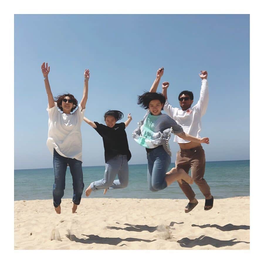 土井地恵理子さんのインスタグラム写真 - (土井地恵理子Instagram)「島根の海は本当に綺麗！！ ・ 鳴り砂で知られる琴ヶ浜海岸🏖 美しい微小貝を含んで 歩くとキュッキュッと琴の音のように鳴るっていう ・ ・ ジャンプ写真に家族で挑戦したら どうにも年を感じる写真が撮れましたww →2枚目 我ら、全然飛べてないwww ・ ・ #鳴り砂 #大田 #島根 #出雲 #beach #sea #twins #双子 #すごい飛んだつもりだったのに #まさかこんなに飛べてなかったなんてw」5月6日 12時34分 - ericodoiji