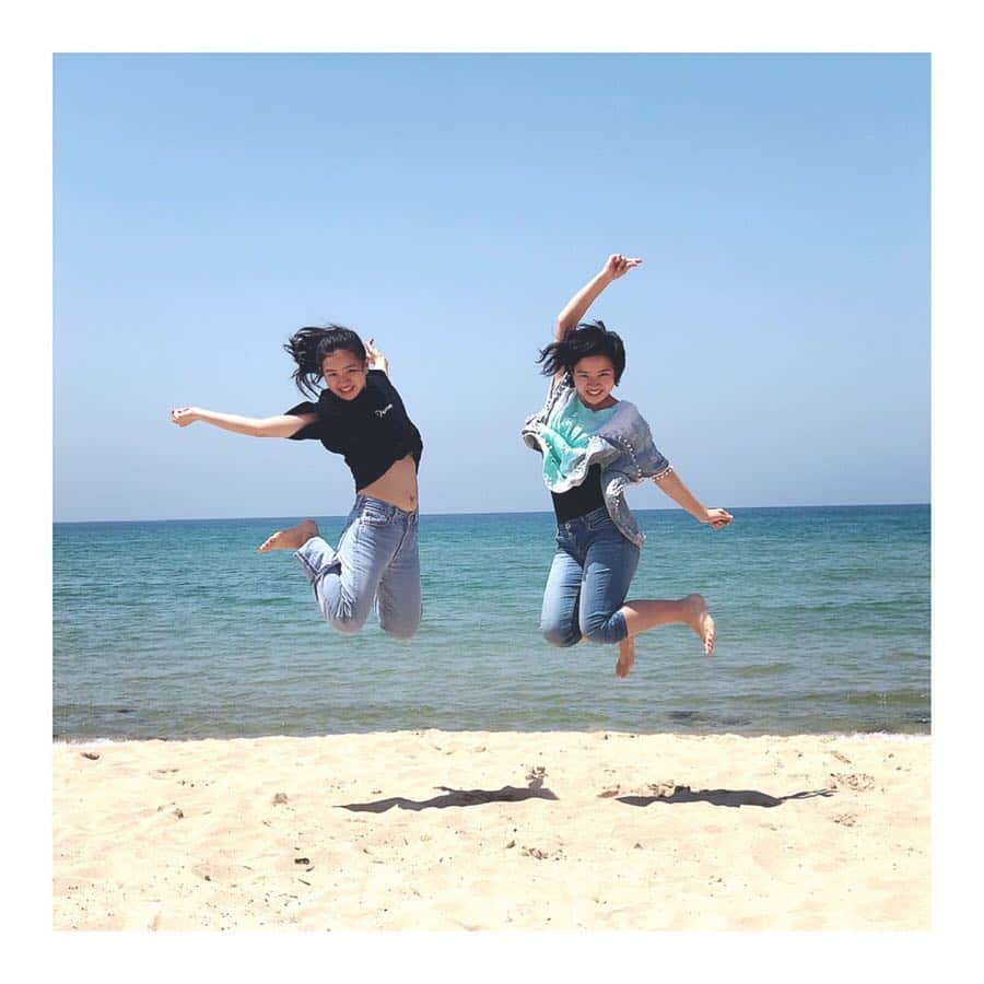 土井地恵理子さんのインスタグラム写真 - (土井地恵理子Instagram)「島根の海は本当に綺麗！！ ・ 鳴り砂で知られる琴ヶ浜海岸🏖 美しい微小貝を含んで 歩くとキュッキュッと琴の音のように鳴るっていう ・ ・ ジャンプ写真に家族で挑戦したら どうにも年を感じる写真が撮れましたww →2枚目 我ら、全然飛べてないwww ・ ・ #鳴り砂 #大田 #島根 #出雲 #beach #sea #twins #双子 #すごい飛んだつもりだったのに #まさかこんなに飛べてなかったなんてw」5月6日 12時34分 - ericodoiji