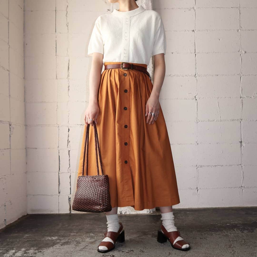 吉祥寺 古着屋 Orfeoのインスタグラム：「Vintage Knit × Orange Skirt Style  #orfeo #kichijoji #tokyo #vintage #used #fashion #coordinate #outfits  掲載商品のお問い合わせはメールにて承っております。コメント、DMでのお問い合わせは受け付けておりませんのでご了承ください。」