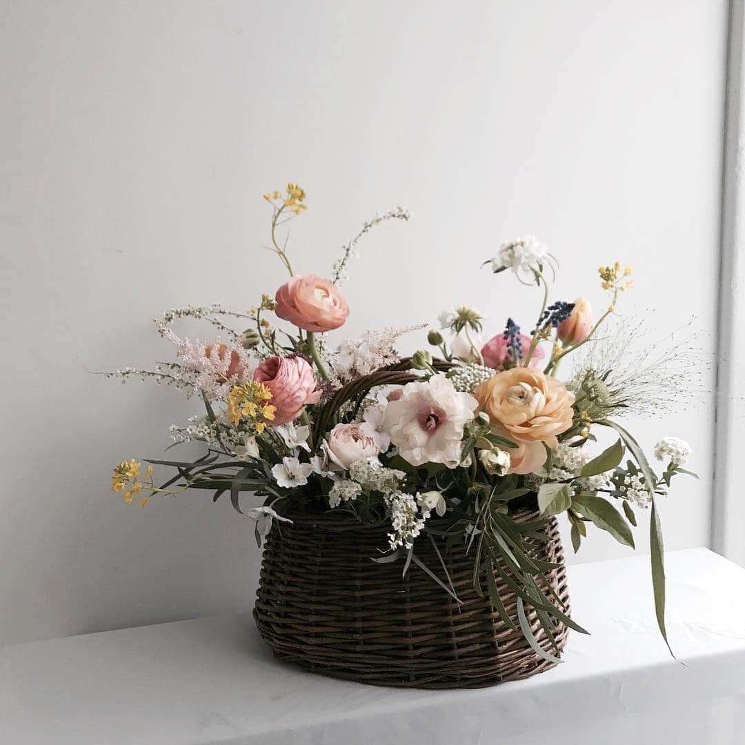 플로리스트 이주연 florist Lee Ju Yeonさんのインスタグラム写真 - (플로리스트 이주연 florist Lee Ju YeonInstagram)「. . 어버이날 스승의날 상품 예약 받고 있어요 ❣️ . #바네스어버이날스승의날상품 (👈🏻태그에 다양한 상품있어요😊) . 문의는 카톡 ID vaness52로 문의 주세요 🥰 . #어버이날꽃선물 #어버이날꽃다발 #어버이날카네이션 #카네이션꽃바구니 #카네이션꽃다발 #카네이션 #어버이날 #어버이날카네이션 #스승의날 #스승의날꽃선물 #카네이션 #역삼동꽃집 #언주역꽃집  #vanessflower #바네스플라워  배송은 지역에따라 배송비가 발생되며 서울 경기권 지역까지 배송 가능하세요 😘 블로그 vanessflower.co.kr (인스타상단링크)들어가시면 다양한 가격대별 상품 보실수있어요 ❤️ .」5月6日 12時28分 - vanessflower